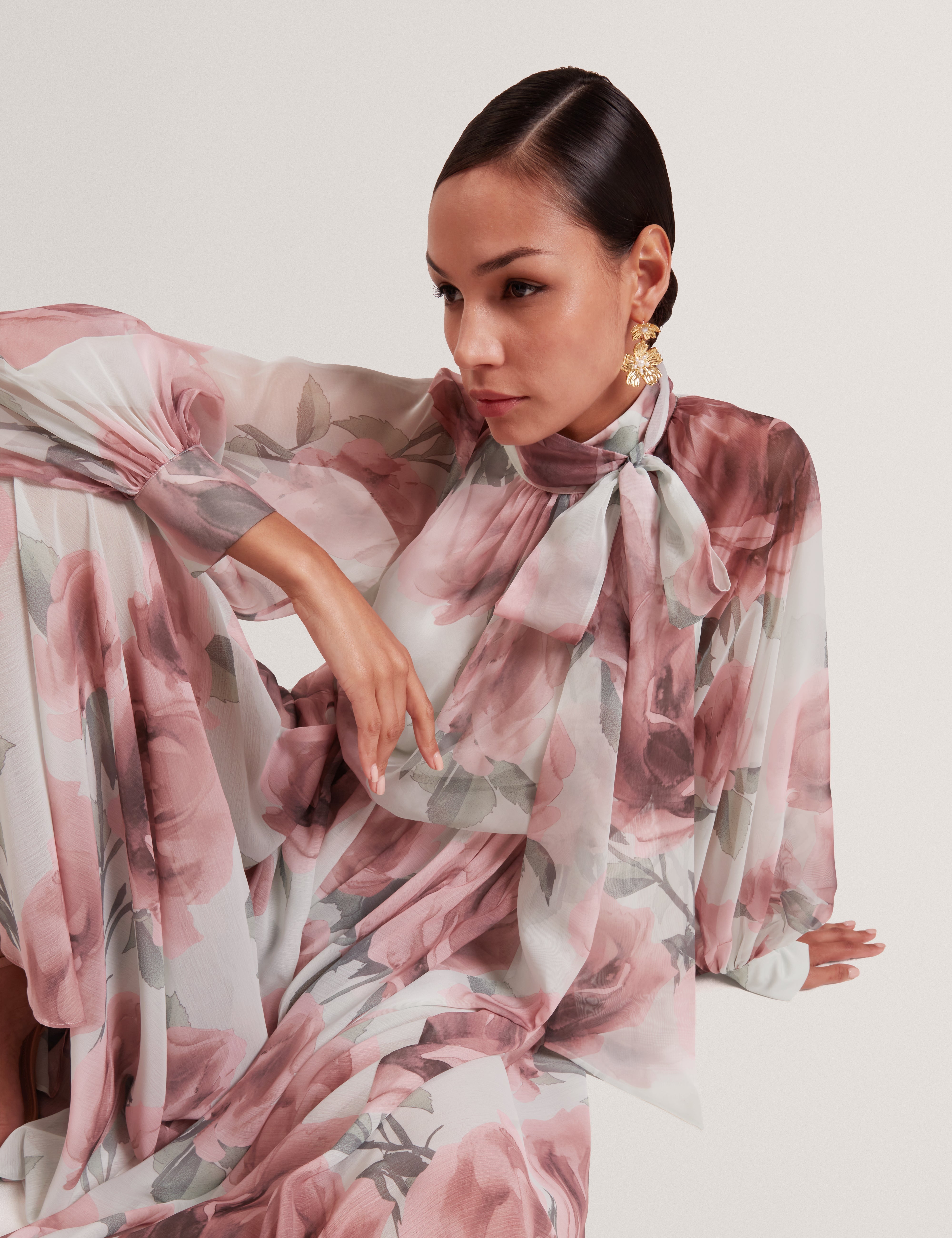 فستان ماكسي طويل الأكمام مزين بتفاصيل ربطة عنق ونقشة زهور من روي، باللون الأخضر.