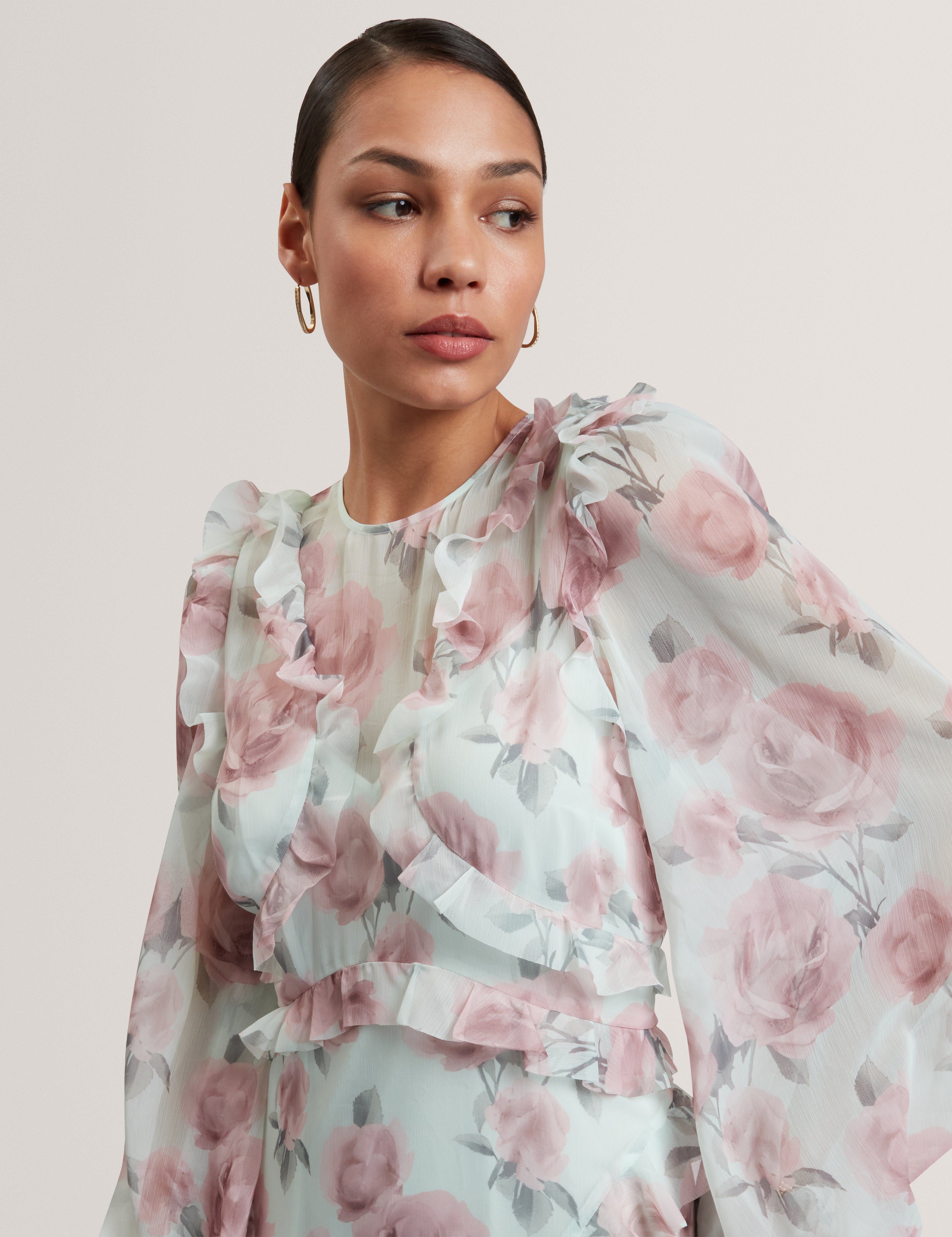 فستان ميدي طويل الأكمام من لاتيا بتصميم طبقات متدلية وكسور، أخضر بلاس.