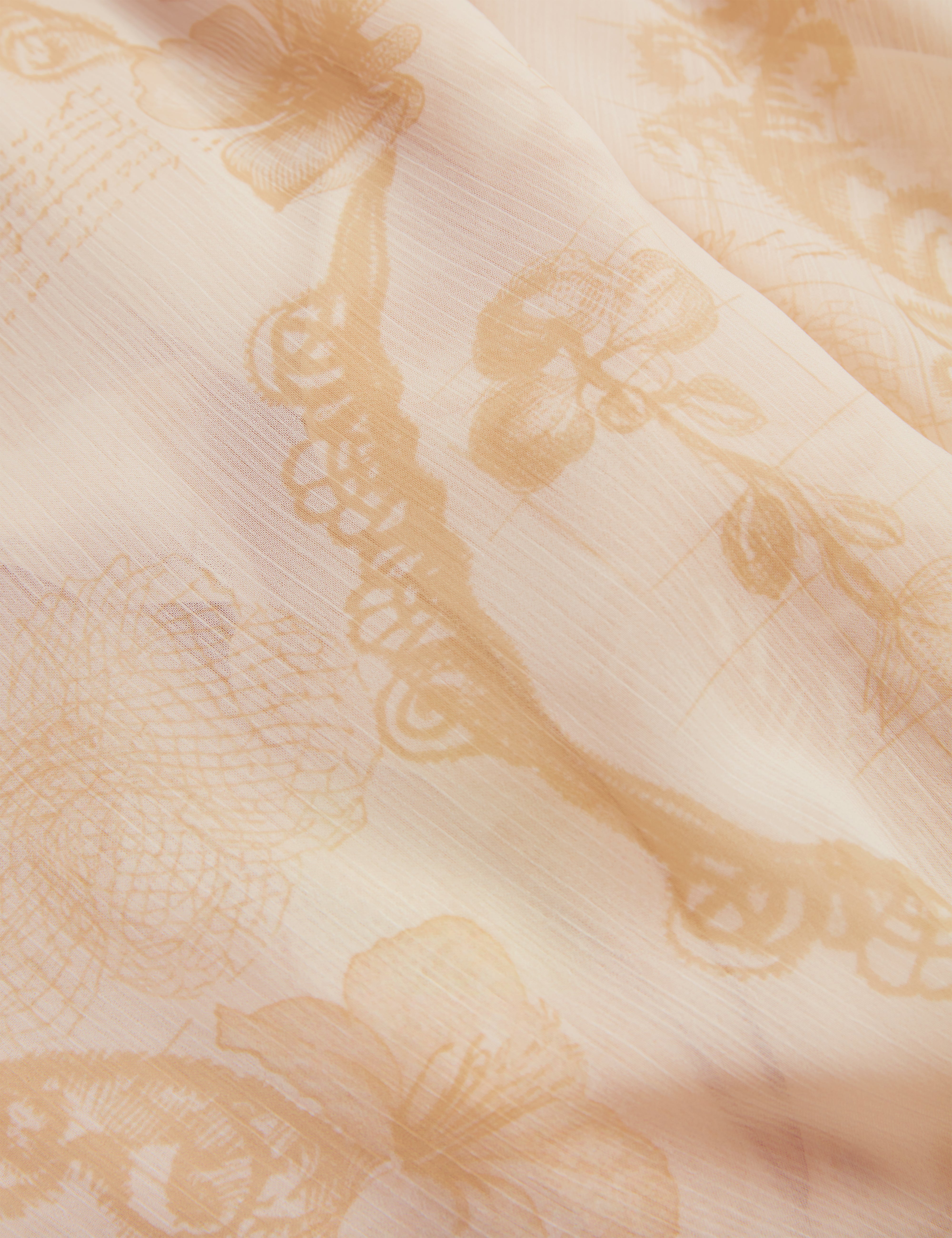 فستان ماكسي نييفا ذو التفاصيل الشلالية مع كيب، لون أصفر فاتح.