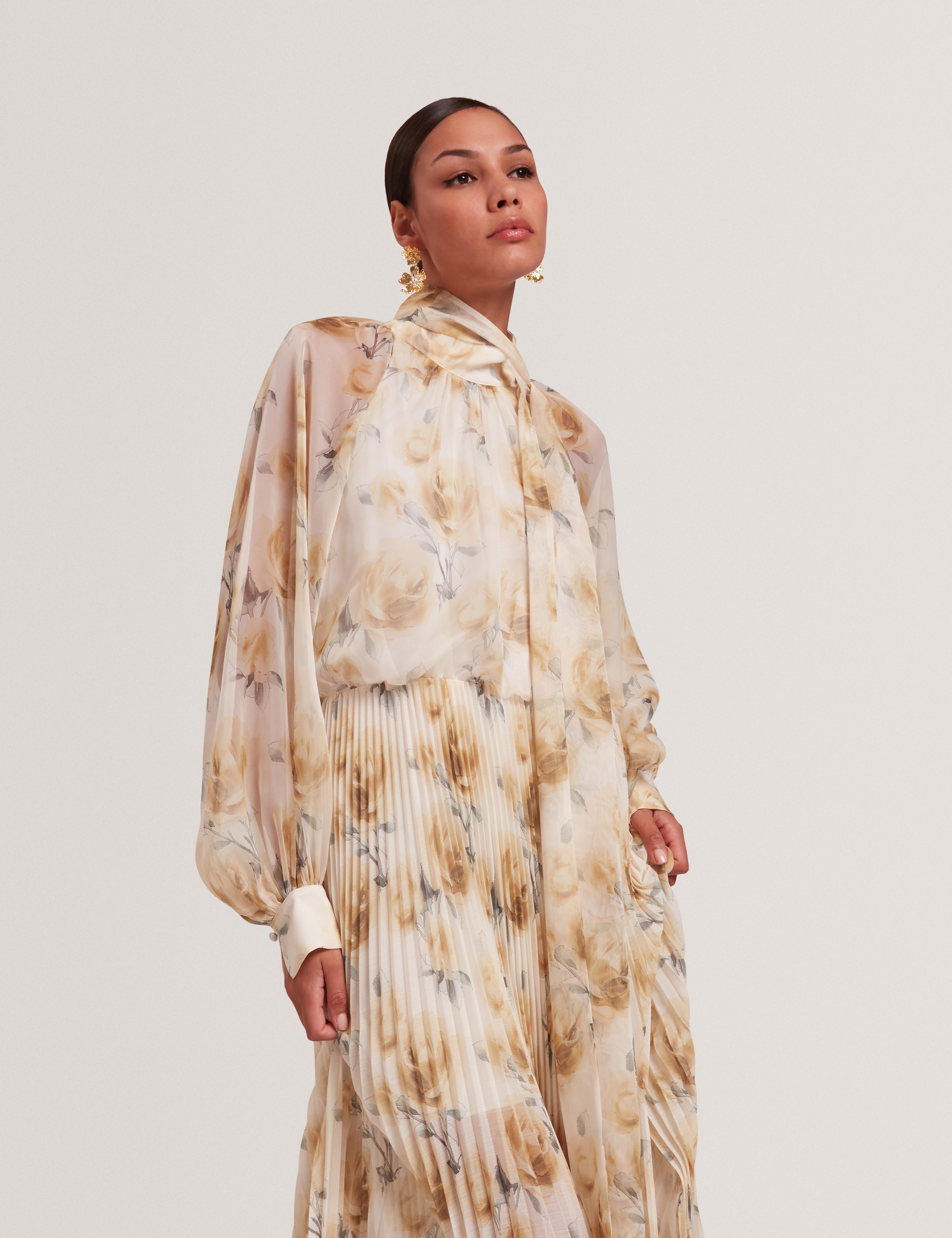 فستان ماكسي طويل الأكمام مزين بتفاصيل رباط وطبعة زهور باللون العاجي من باتسي.