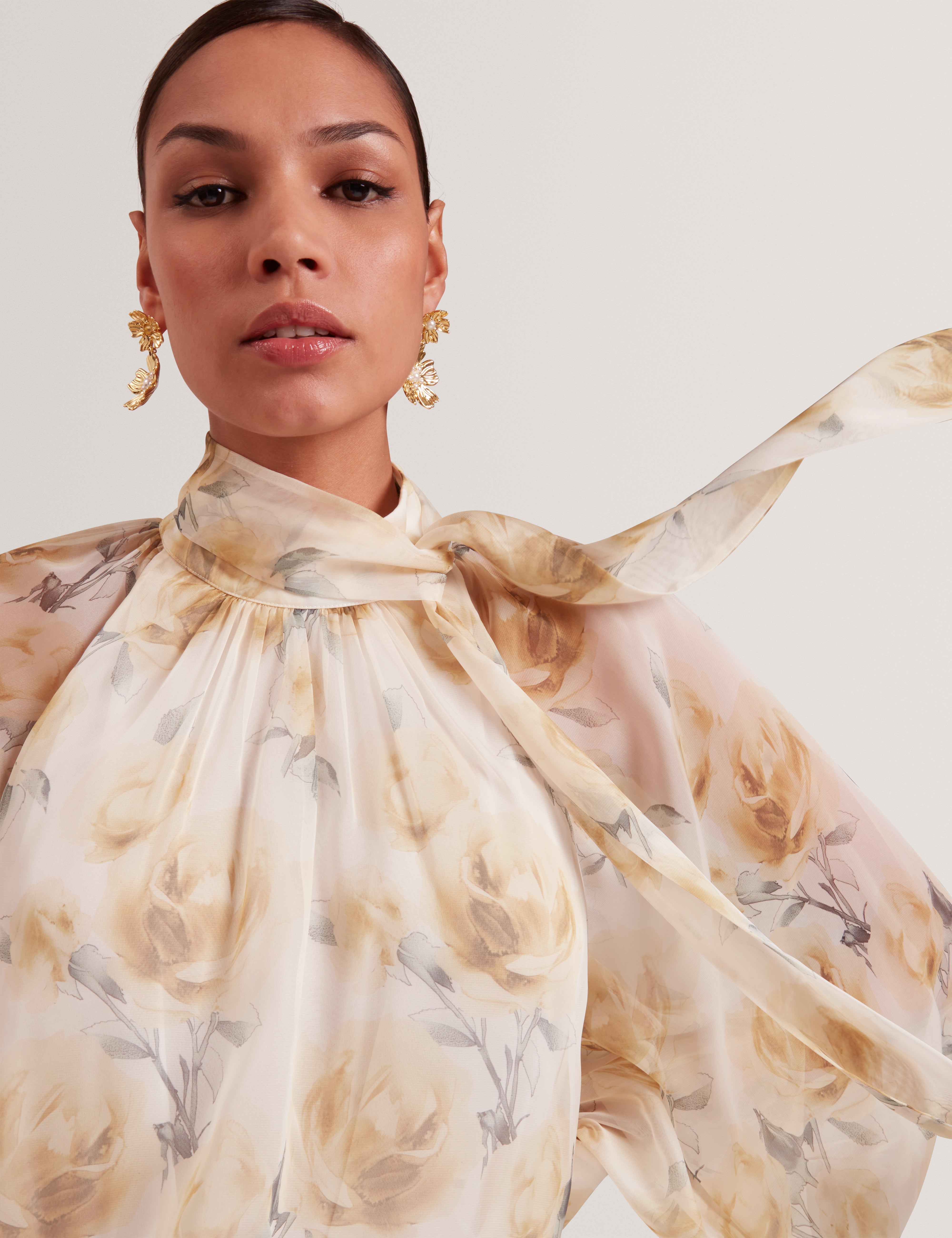 فستان ماكسي طويل الأكمام مزين بتفاصيل رباط وطبعة زهور باللون العاجي من باتسي.