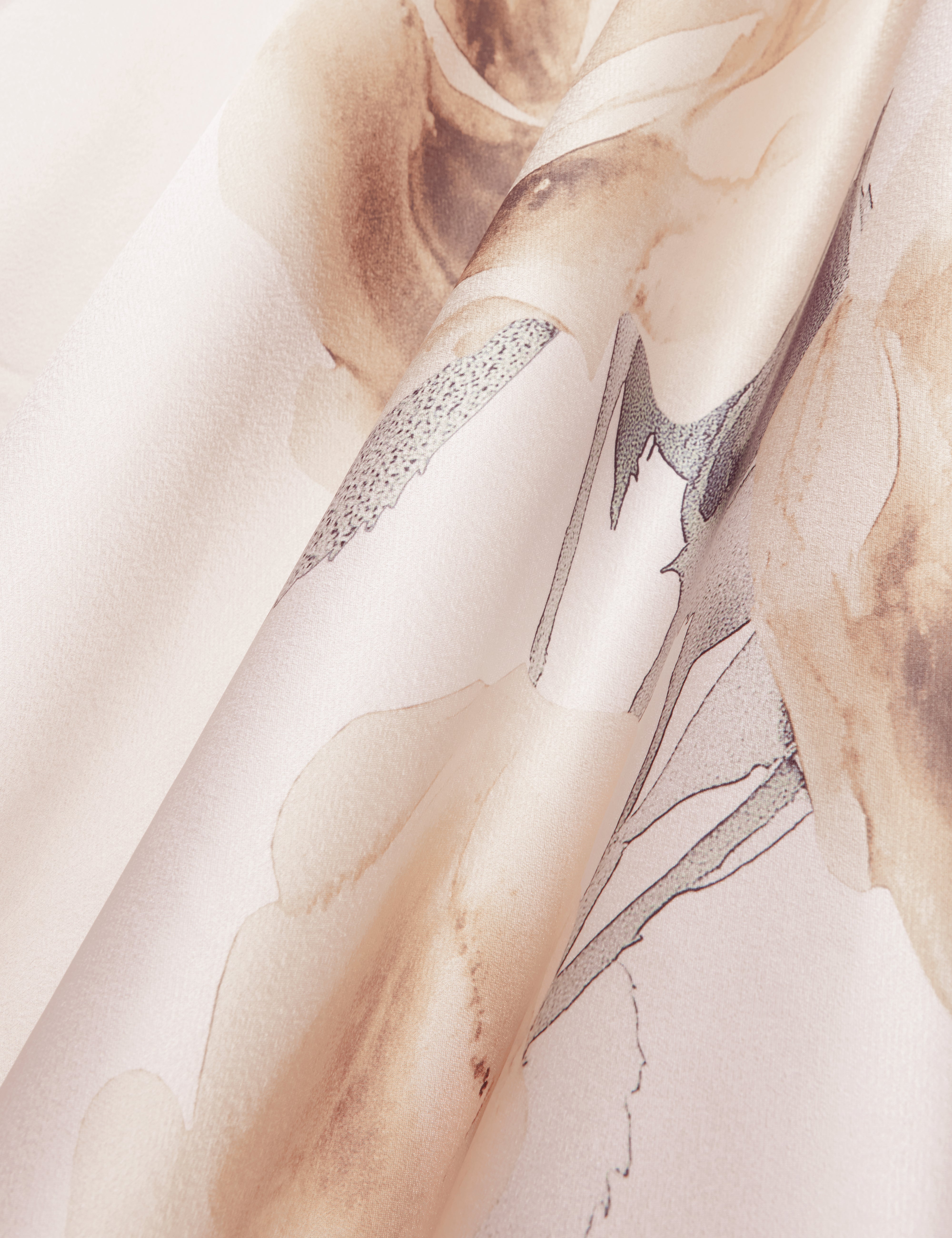 فستان ماكسي طويل الأكمام مزين بتفاصيل رباط وطبعة زهور باللون العاجي من باتسي.