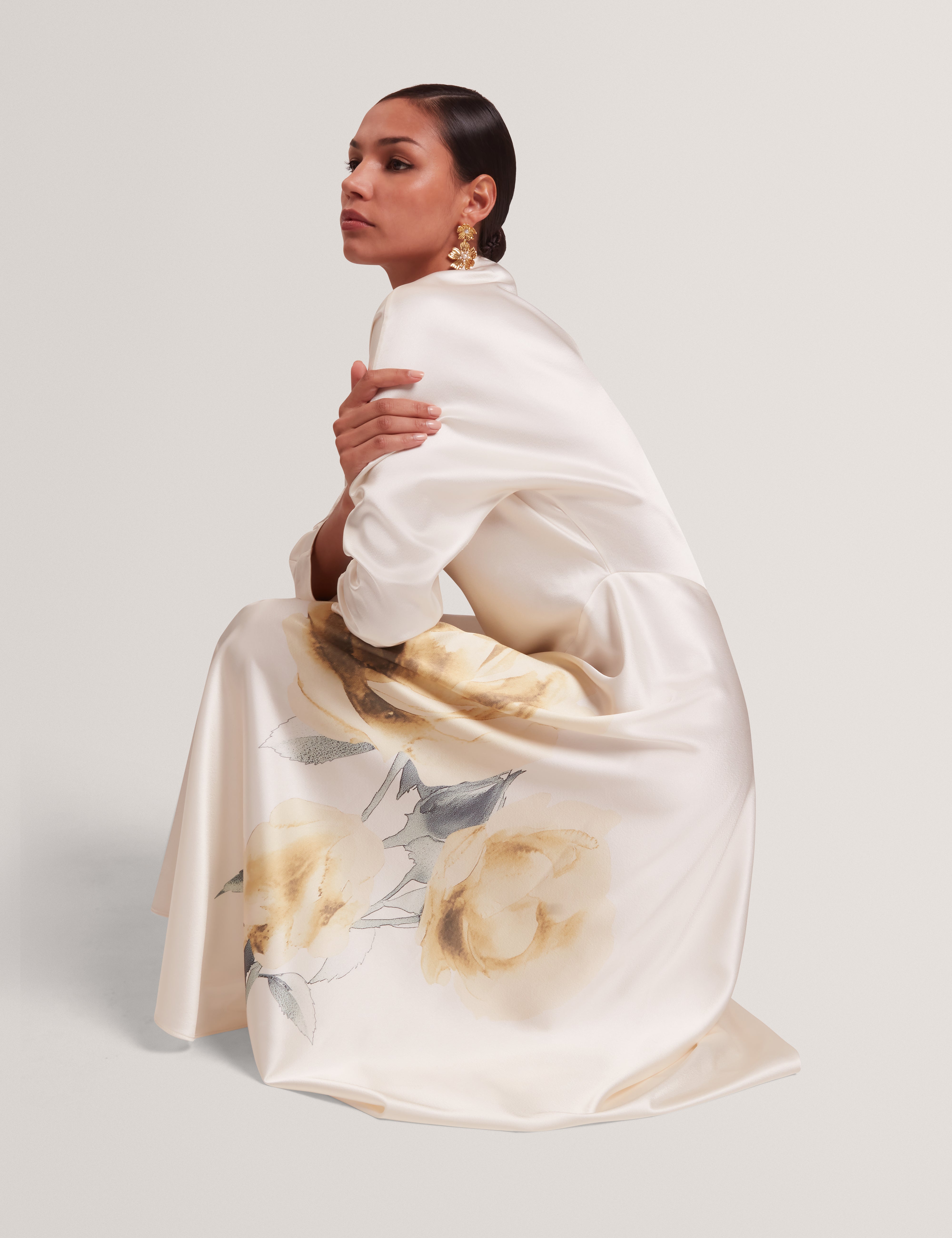 فستان ماكسي رايمي بتفاصيل خياطة منحنية باللون العاجي