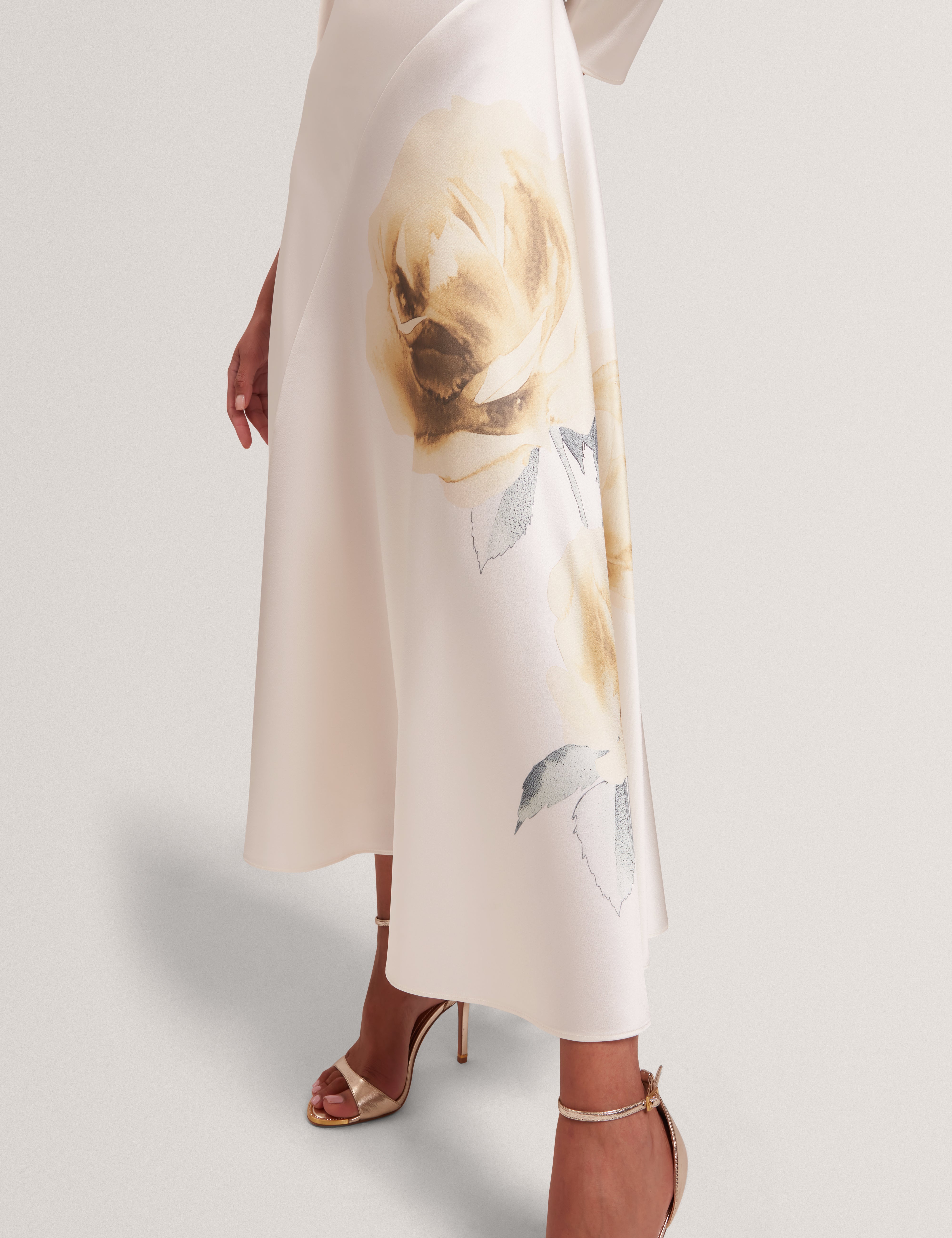 فستان ماكسي رايمي بتفاصيل خياطة منحنية باللون العاجي