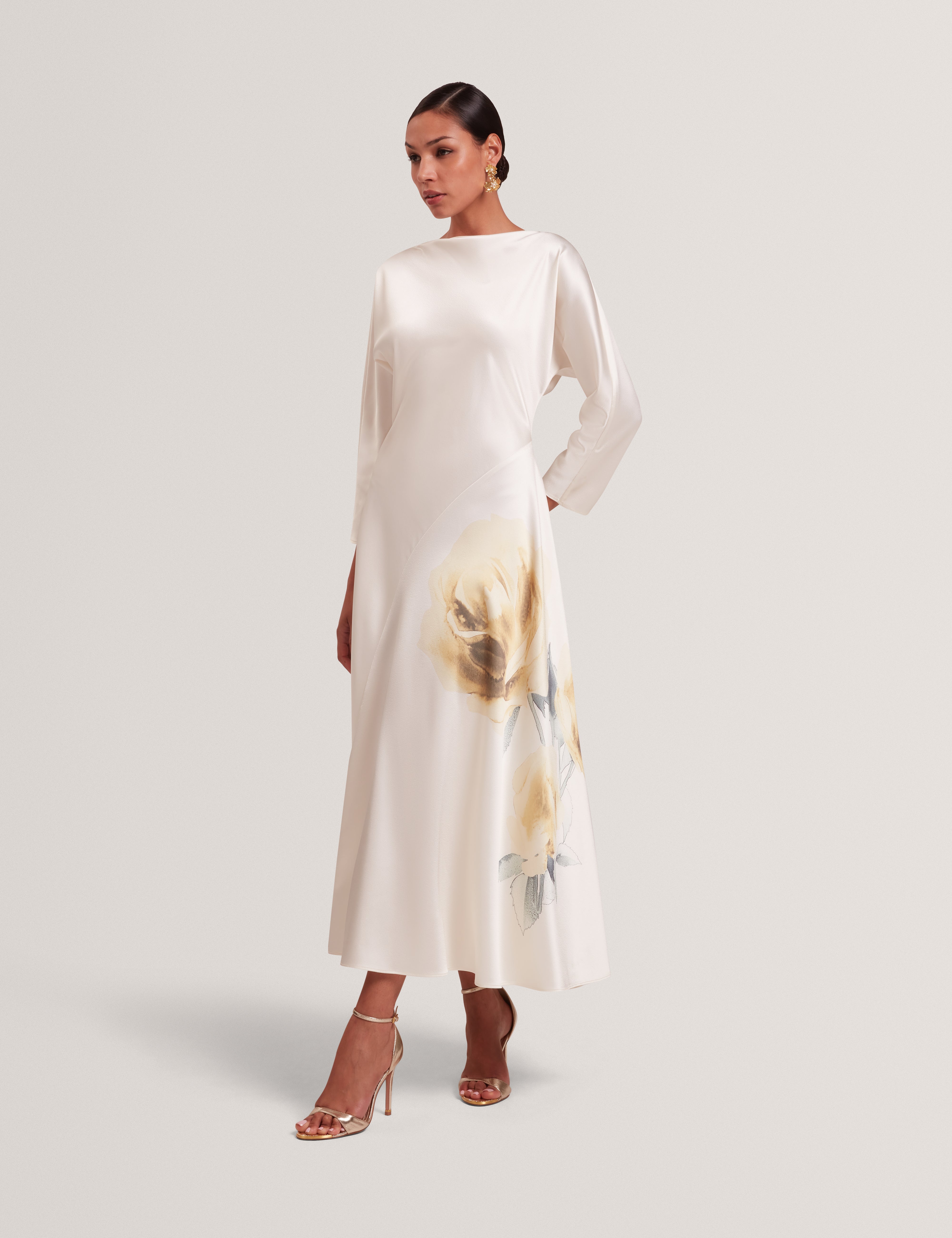 فستان ماكسي رايمي بتفاصيل خياطة منحنية باللون العاجي