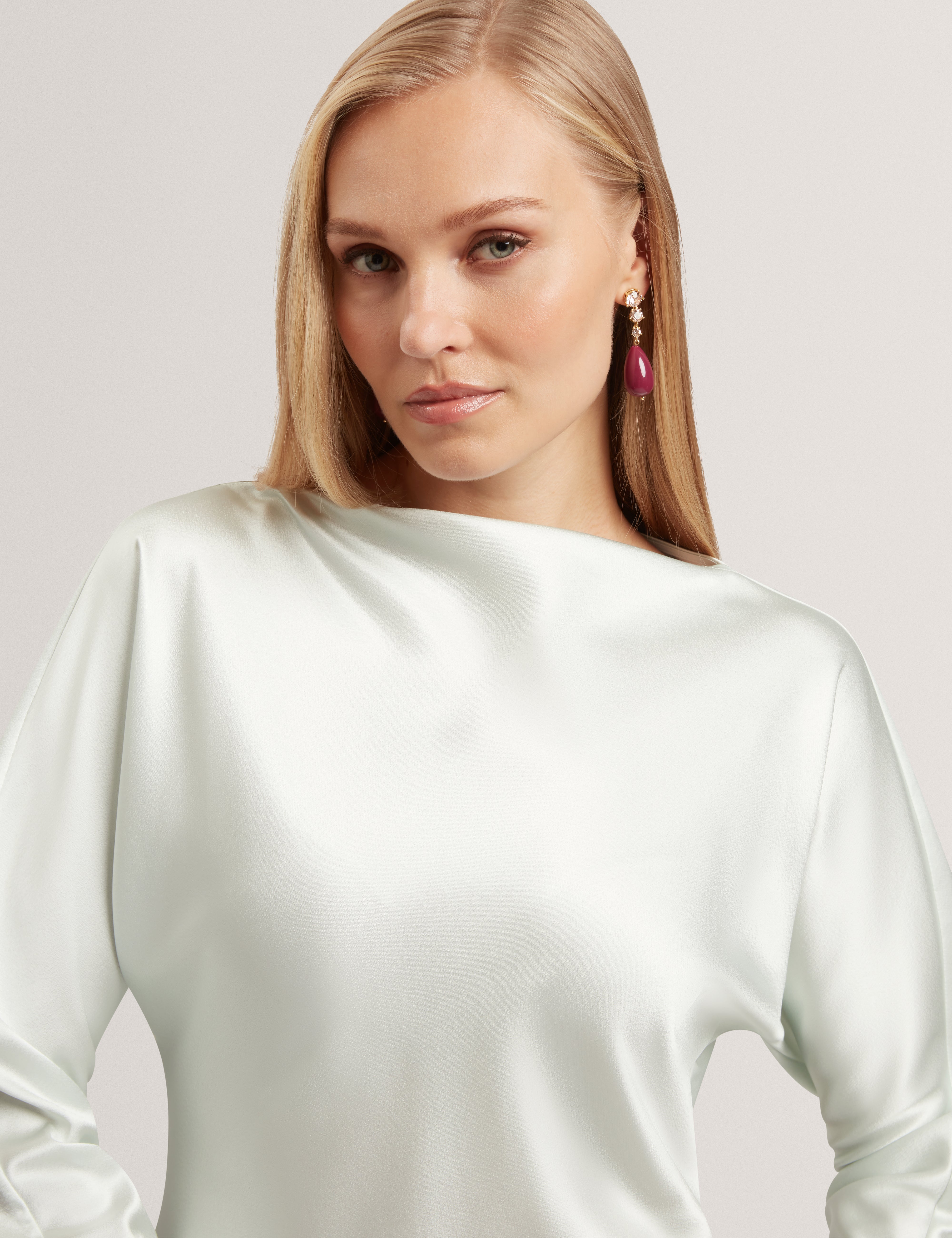 فستان ماكسي رايمي بتفاصيل خياطة منحنية، لون أخضر بلاس.