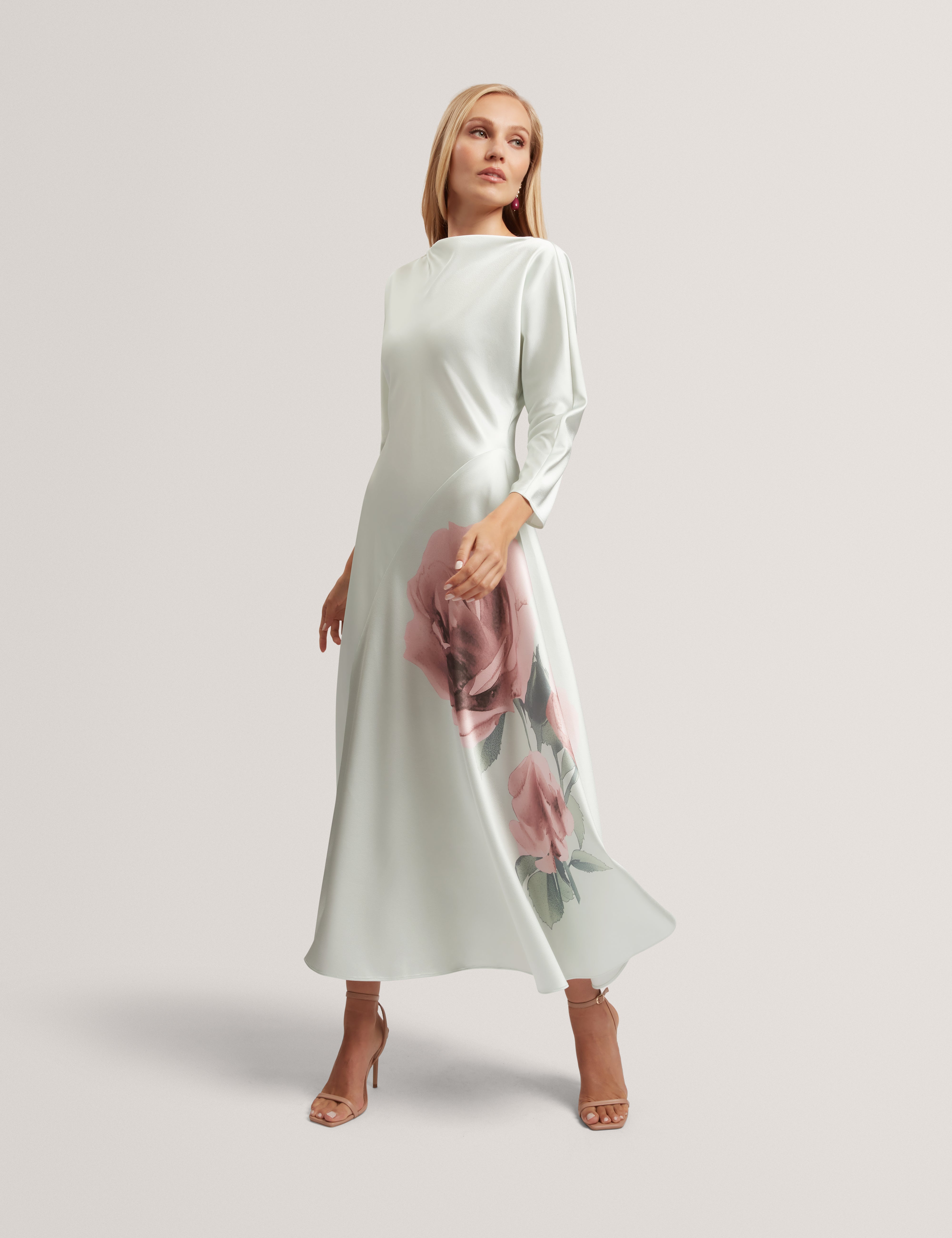 فستان ماكسي رايمي بتفاصيل خياطة منحنية، لون أخضر بلاس.