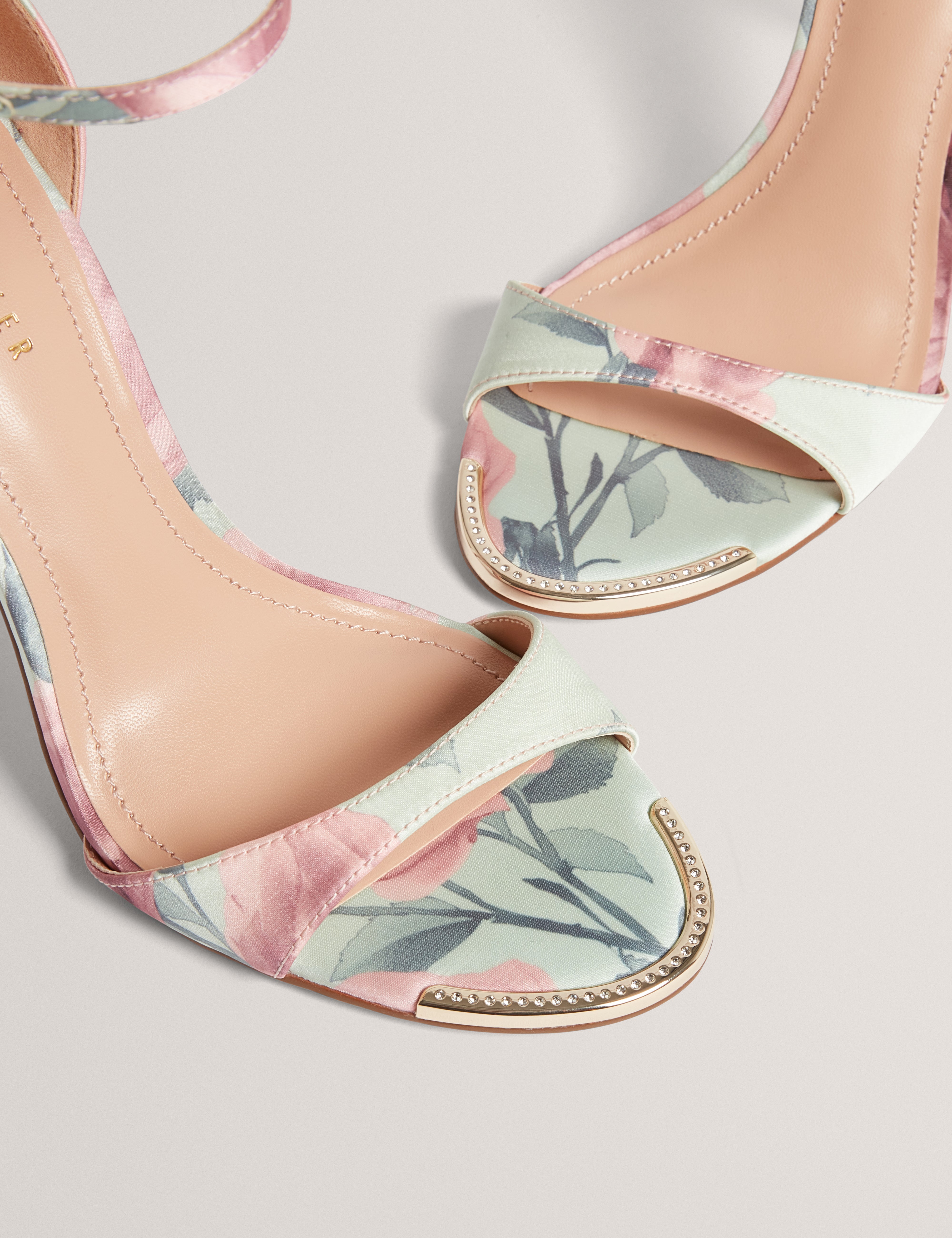 حذاء بكعب مطبوع بنقشة زهور من هيللي، لون أخضر فاتح.