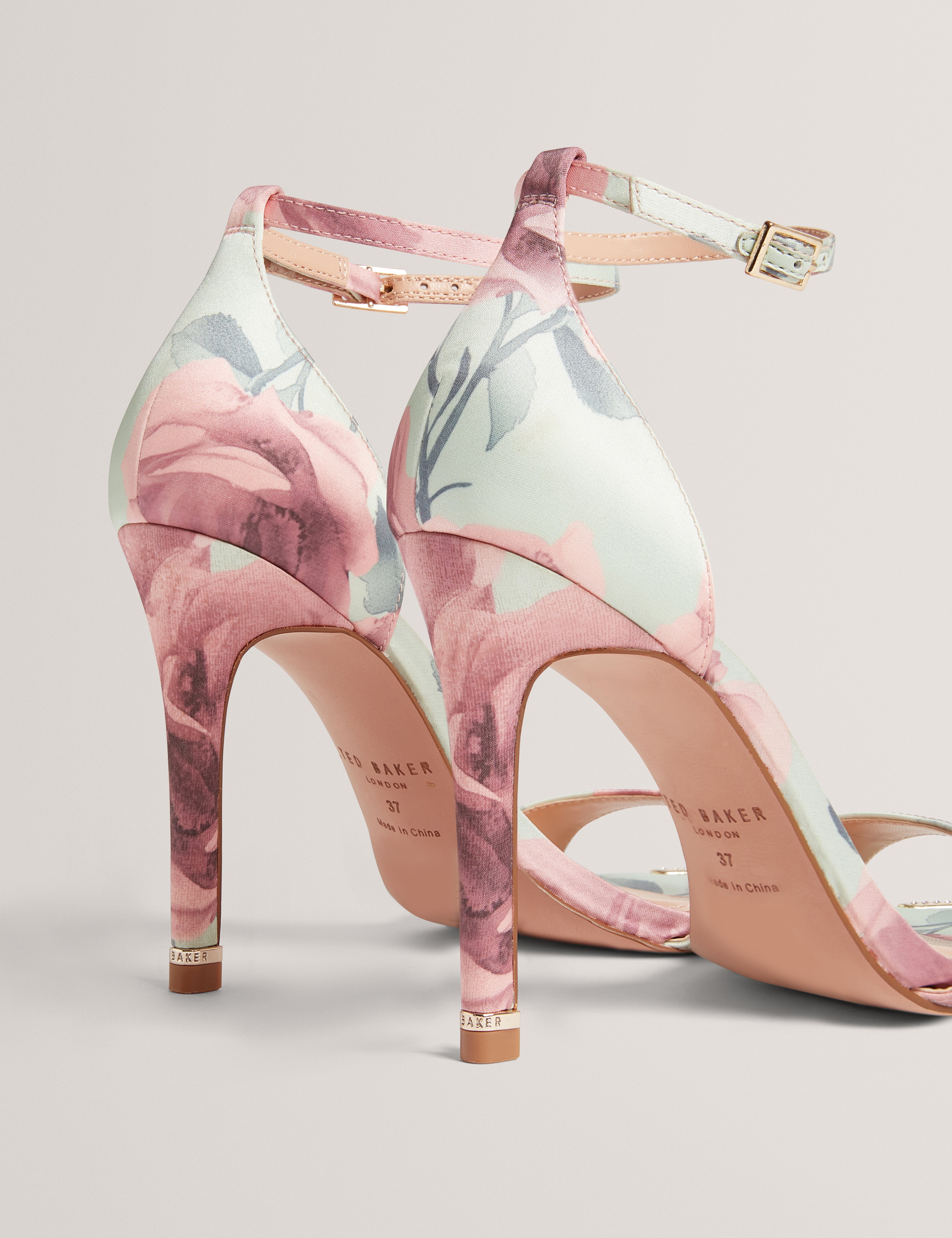 حذاء بكعب مطبوع بنقشة زهور من هيللي، لون أخضر فاتح.