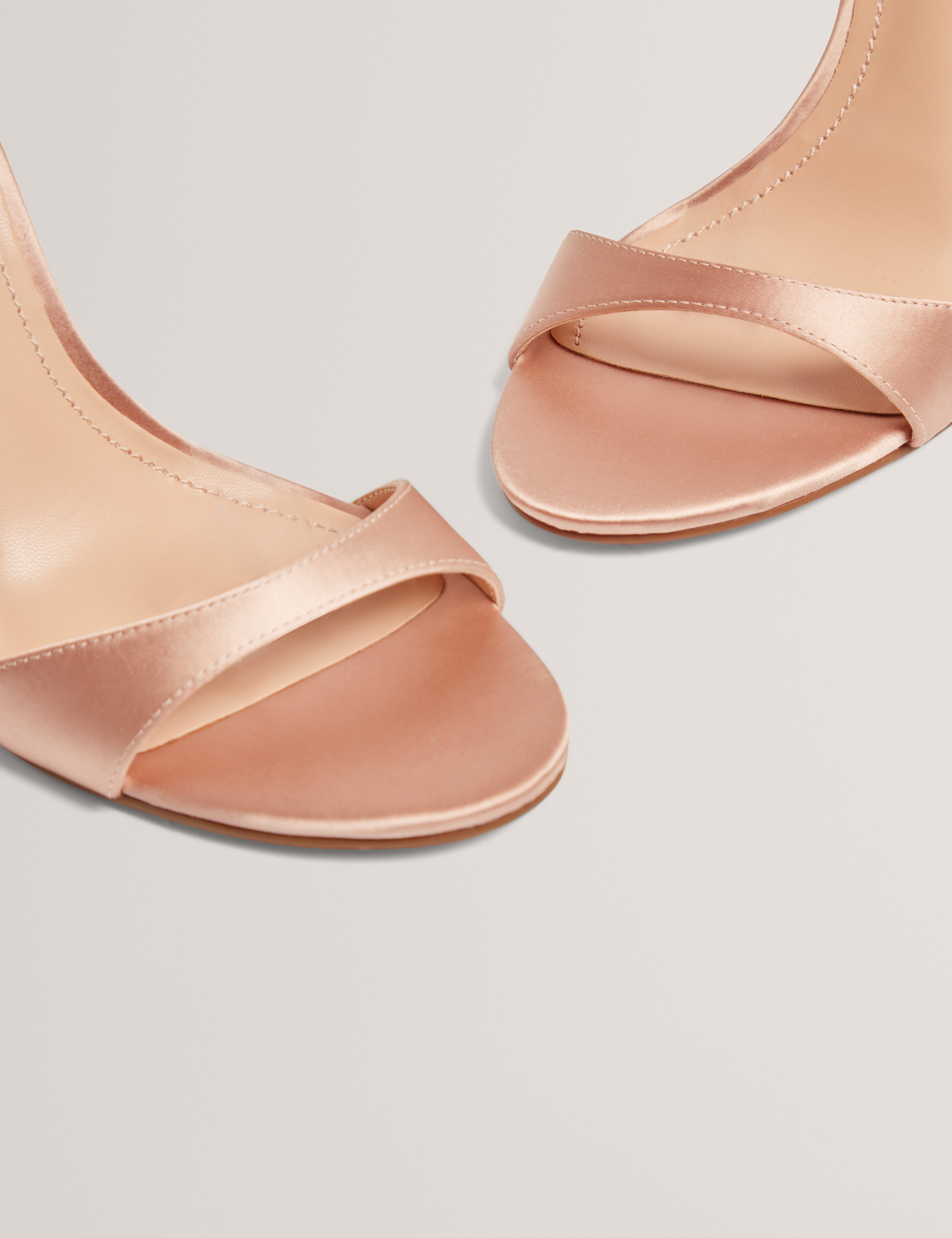 أحذية سوفيلا بكعب على شكل عقدة، لون روزجولد