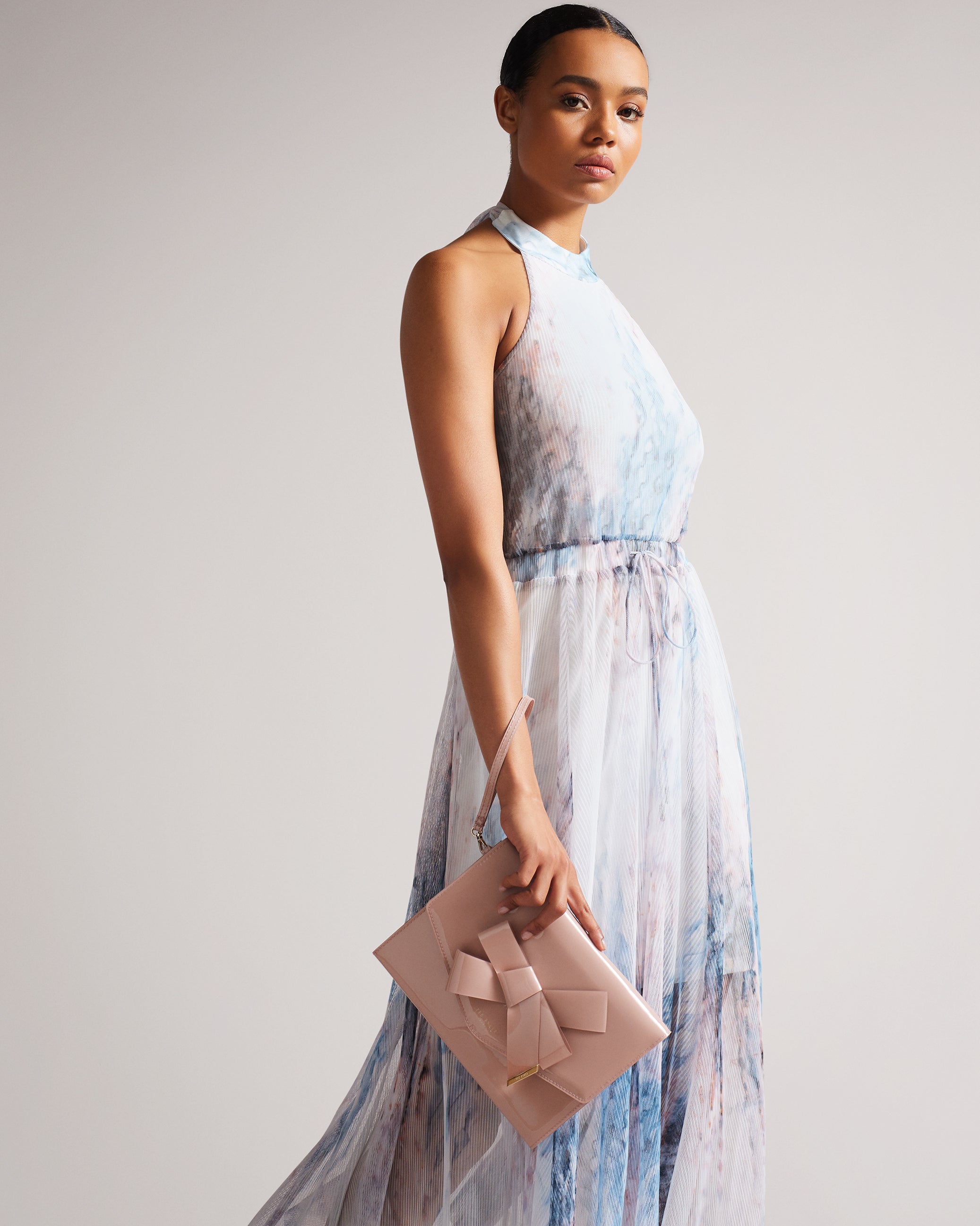 نيكي حقيبة باوتش مع فيونكا لون وردي