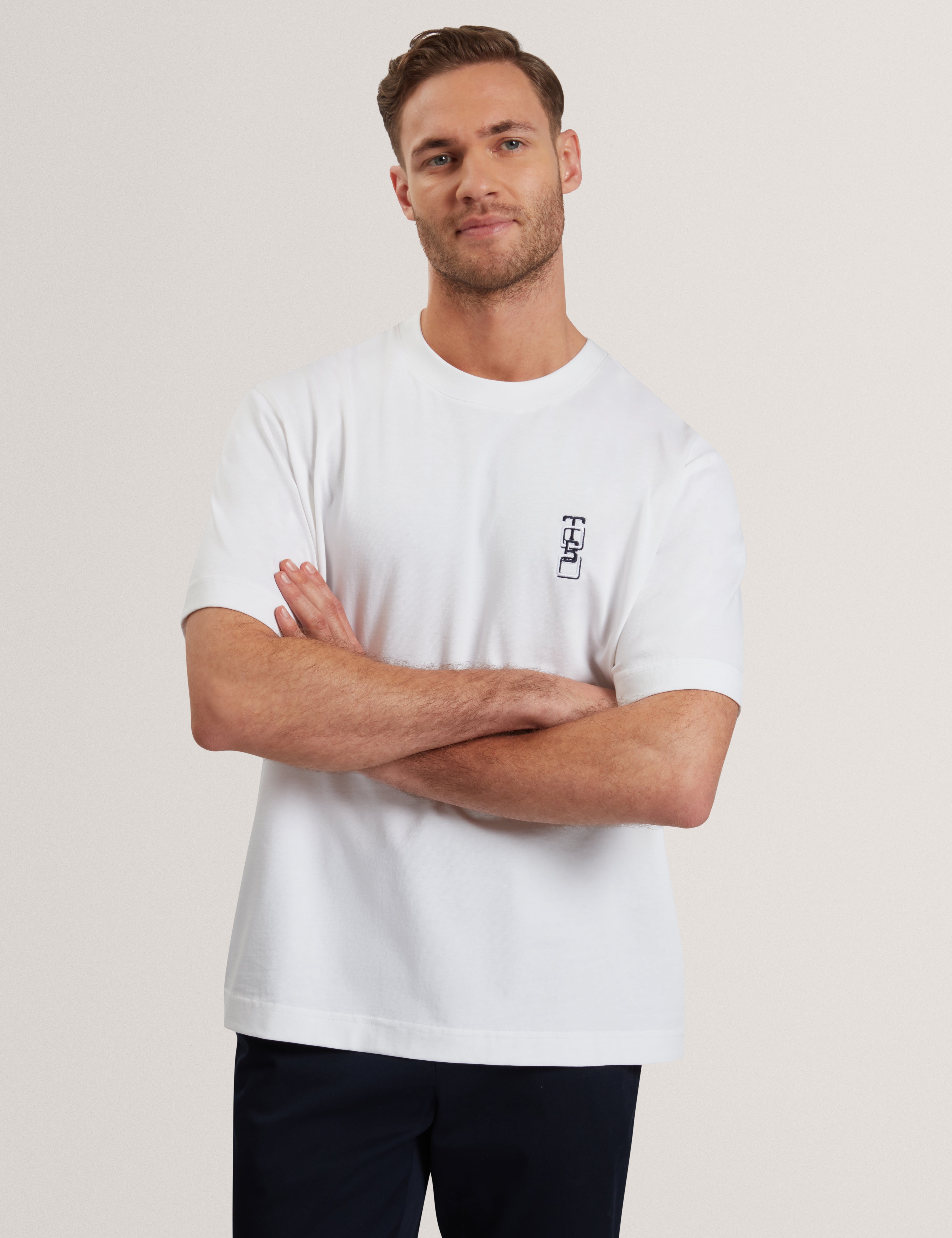 تي شيرت Kuyrt أبيض بأكمام قصيرة يحمل العلامة التجارية