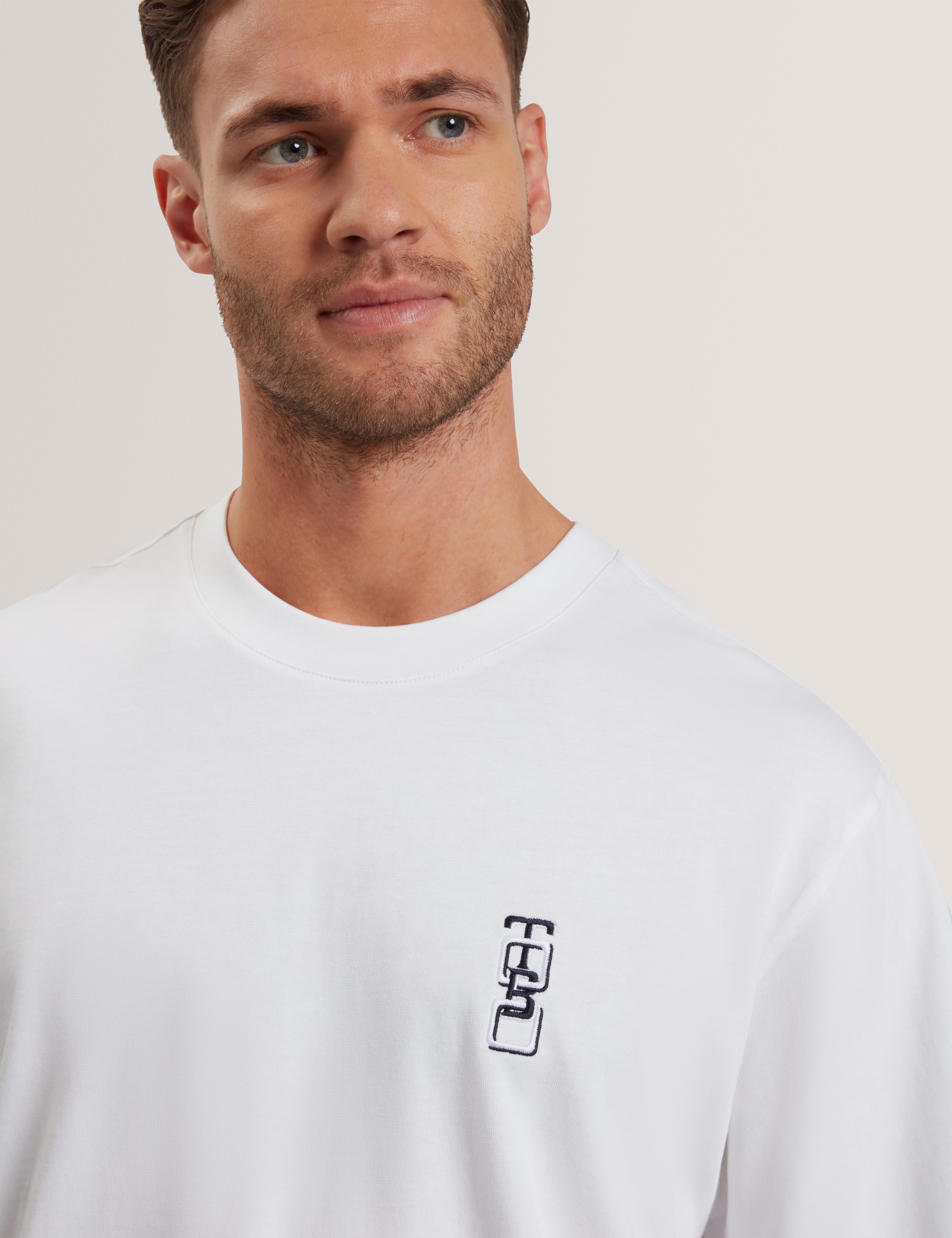 تي شيرت Kuyrt أبيض بأكمام قصيرة يحمل العلامة التجارية