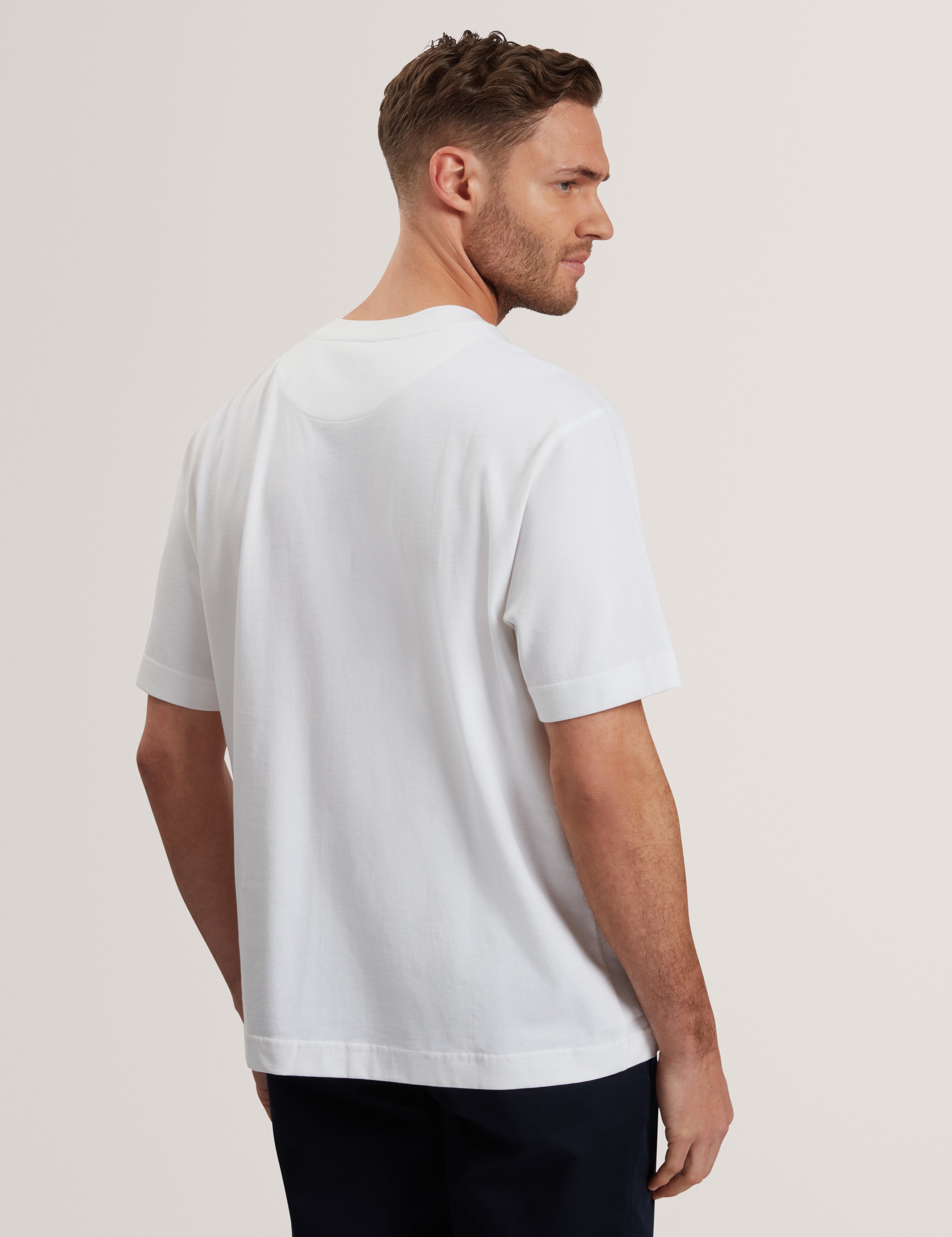 تي شيرت Kuyrt أبيض بأكمام قصيرة يحمل العلامة التجارية