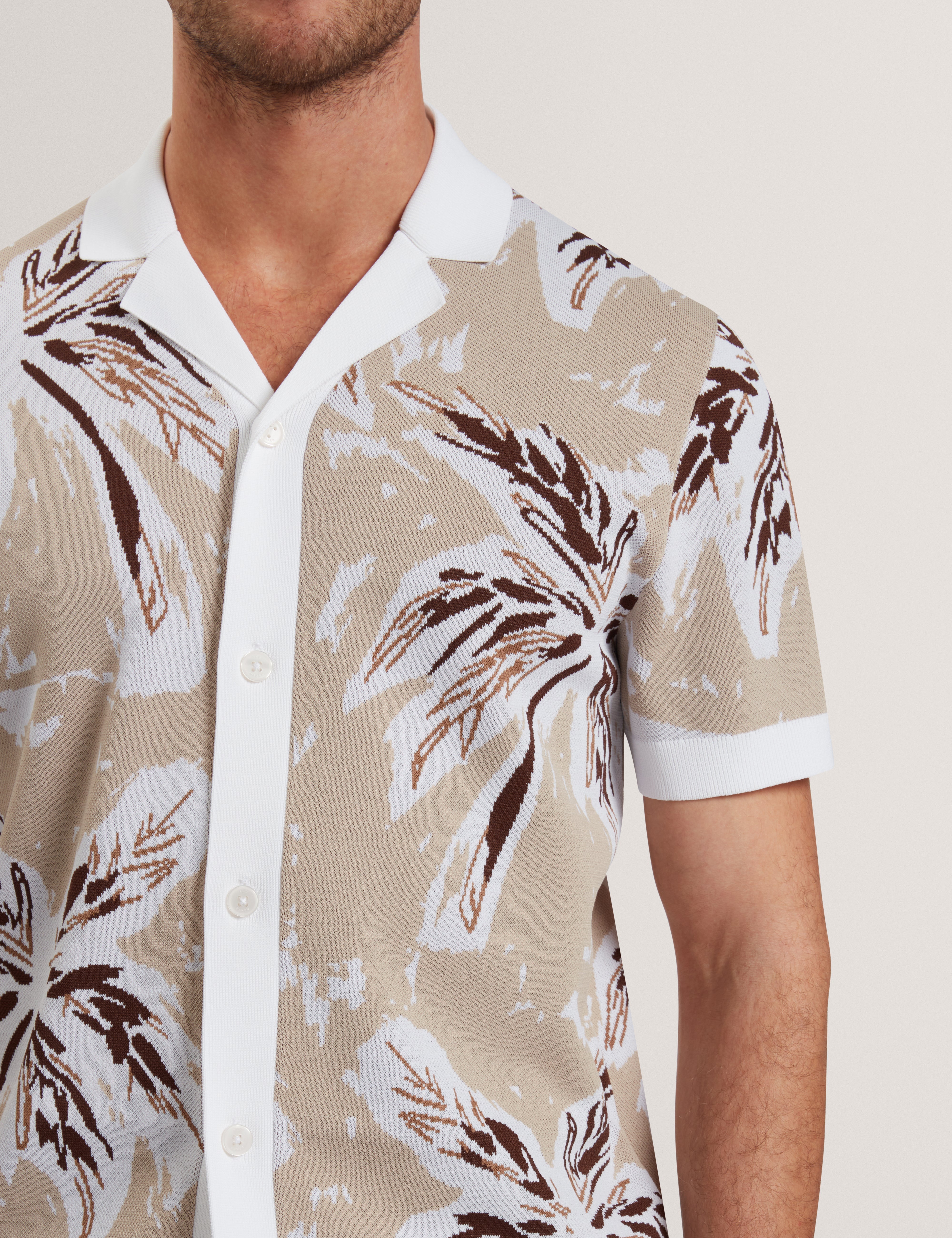 قميص كايز المحبوك بأكمام قصيرة بلون بني رمادي