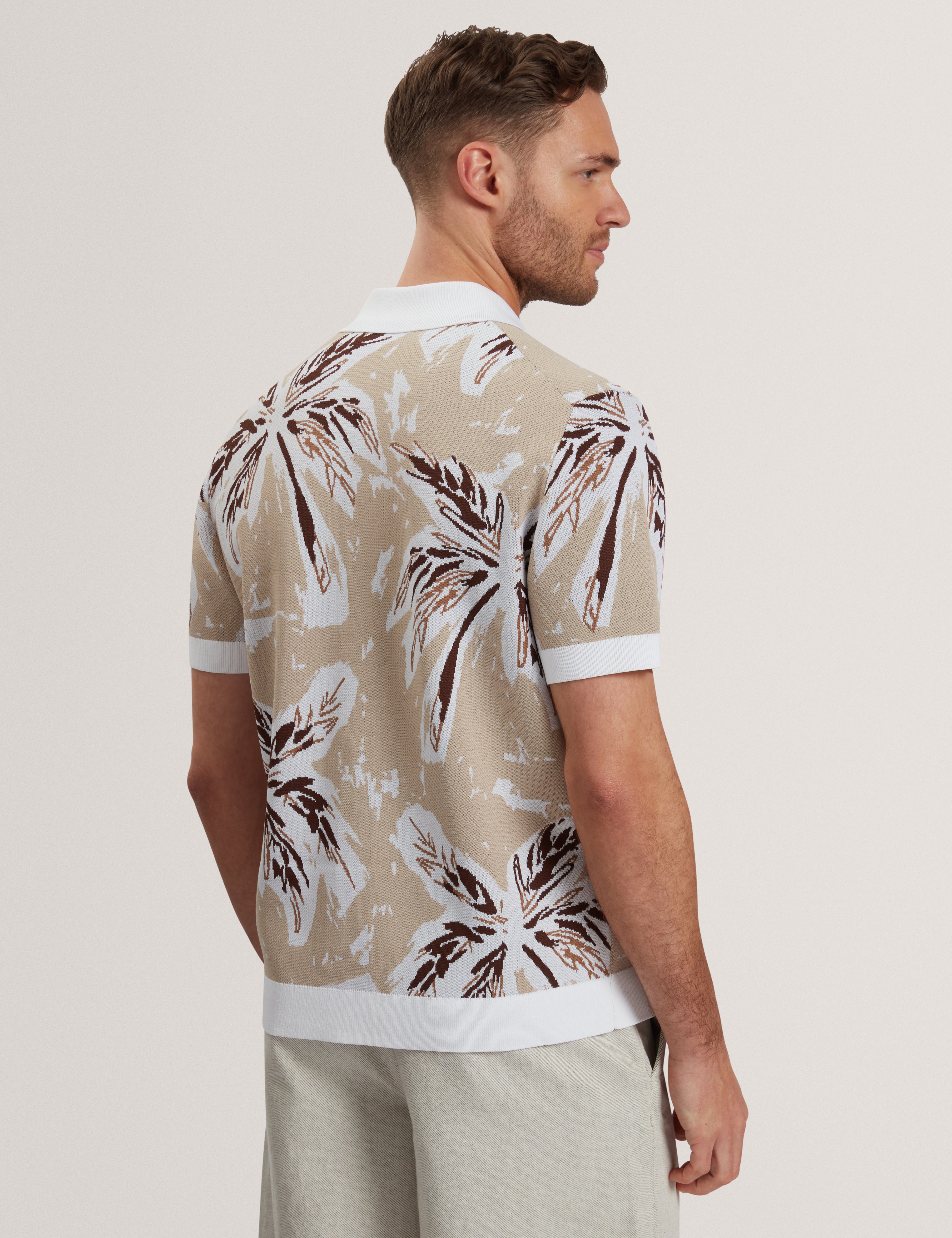 قميص كايز المحبوك بأكمام قصيرة بلون بني رمادي