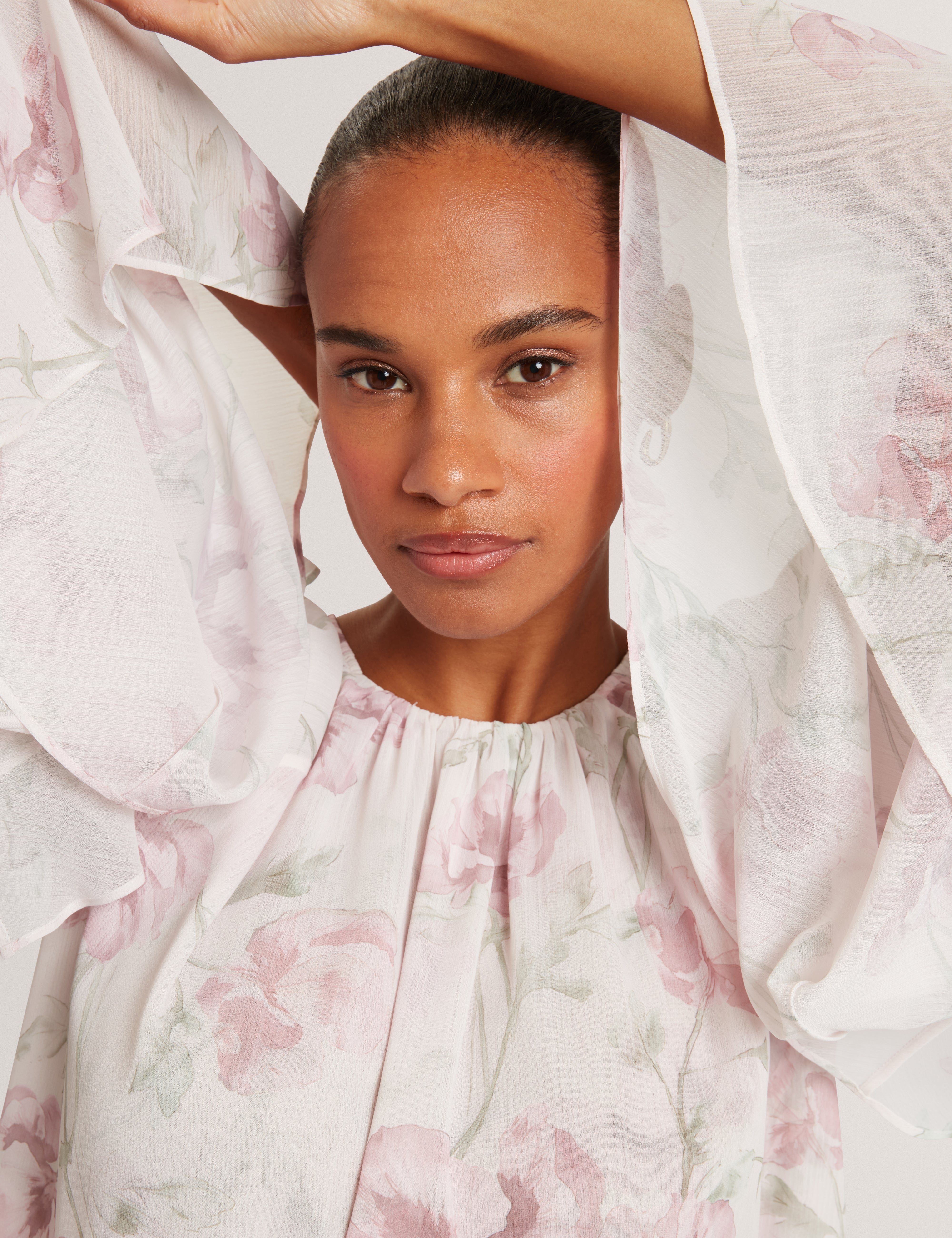 بلوزة طويلة الأكمام بطبعة زهور وياقة مكشكشة من ريزا - لون وردي