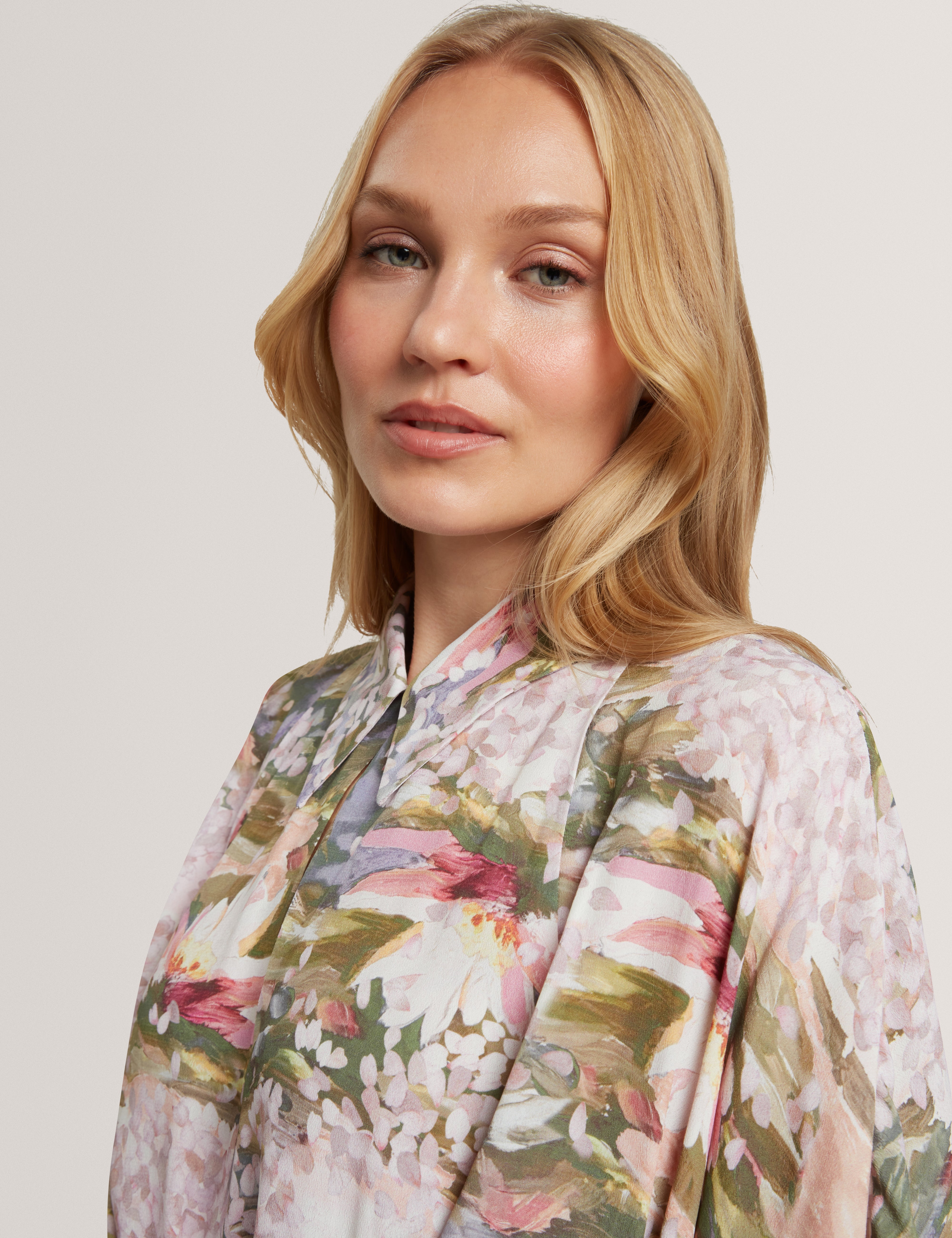 فستان زارلاه ميدي وردي اللون مزين بربطة عنق مطبوعة