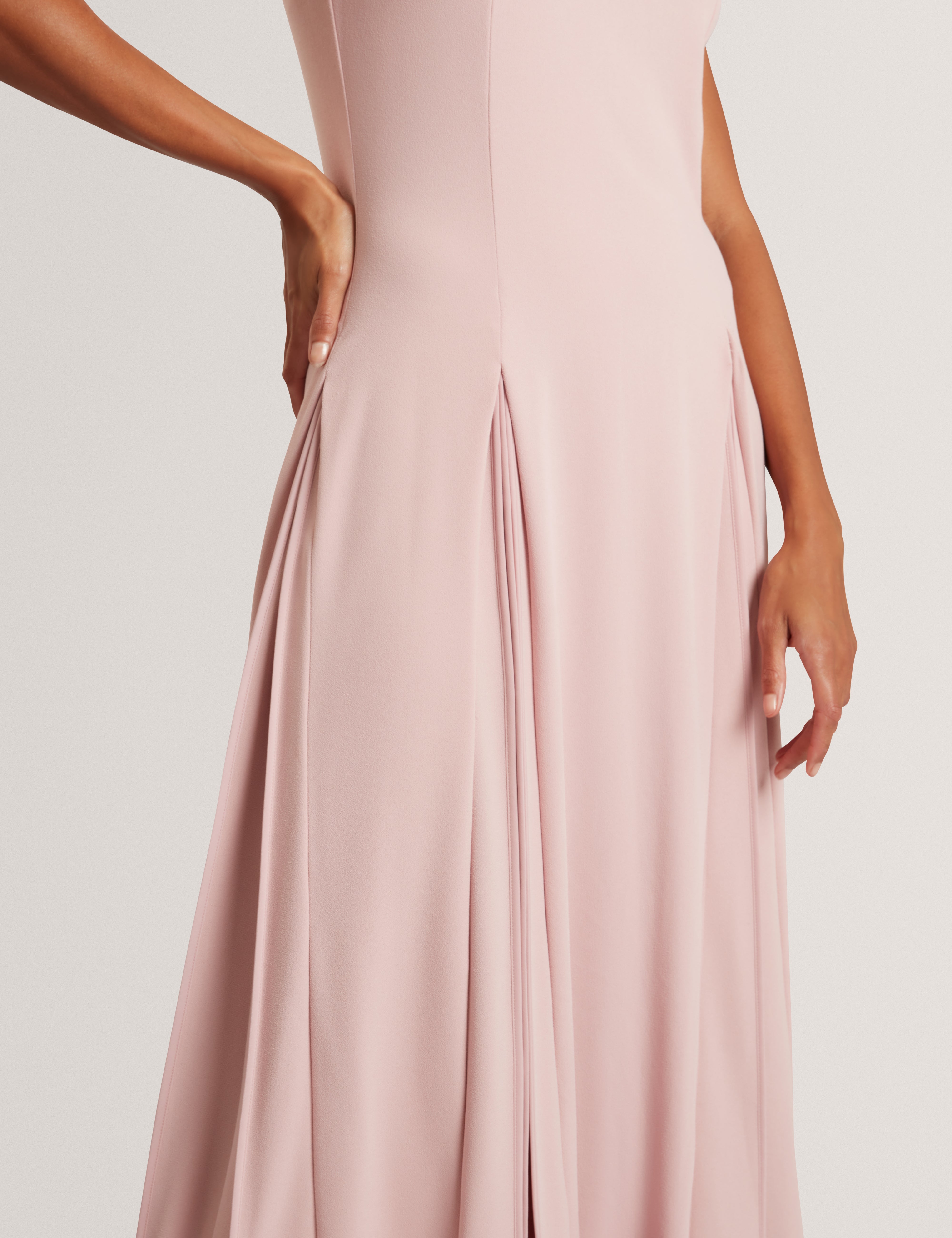 فستان كارنيلي متوسط الطول بتفاصيل ثنيات، لون وردي داكن