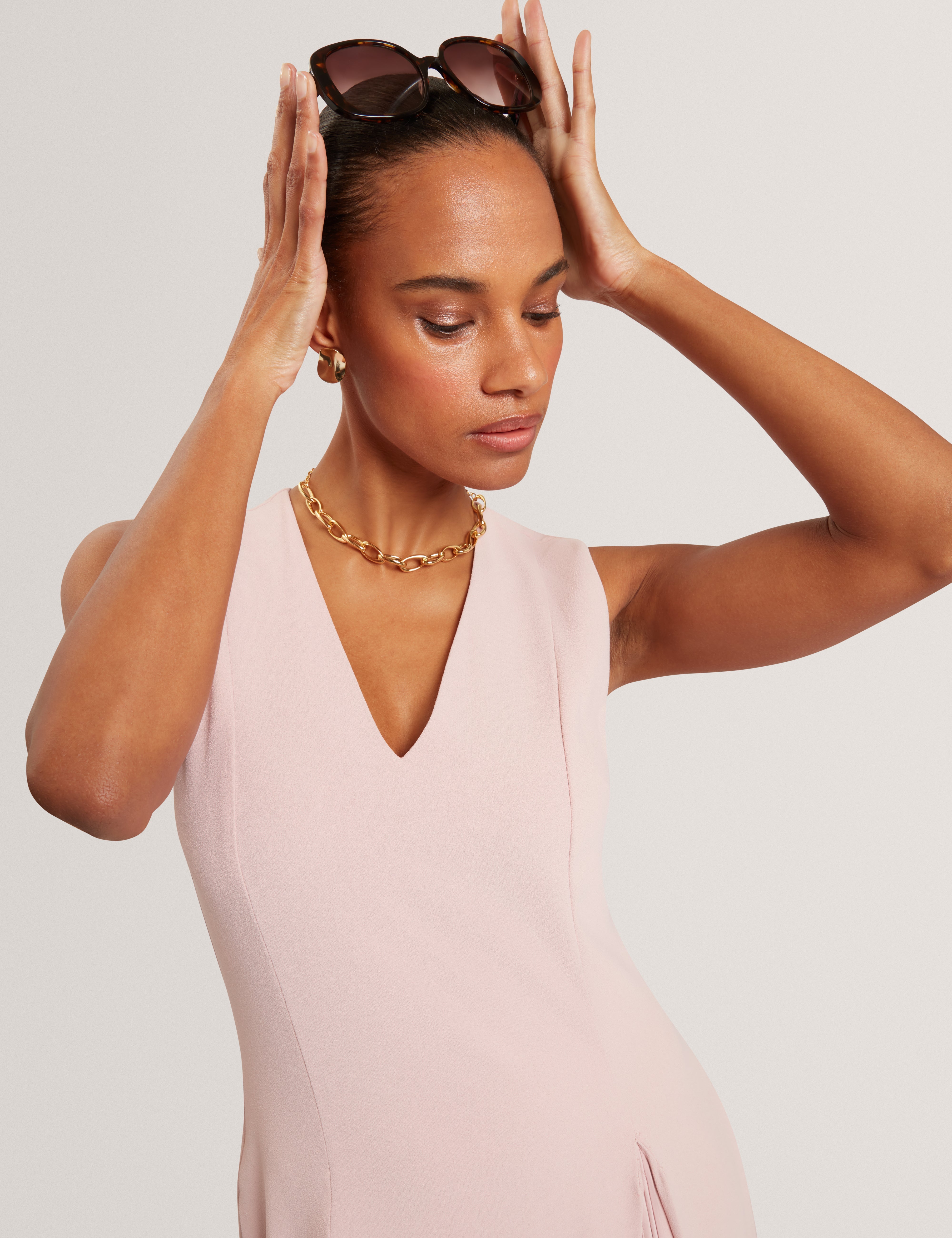 فستان كارنيلي متوسط الطول بتفاصيل ثنيات، لون وردي داكن