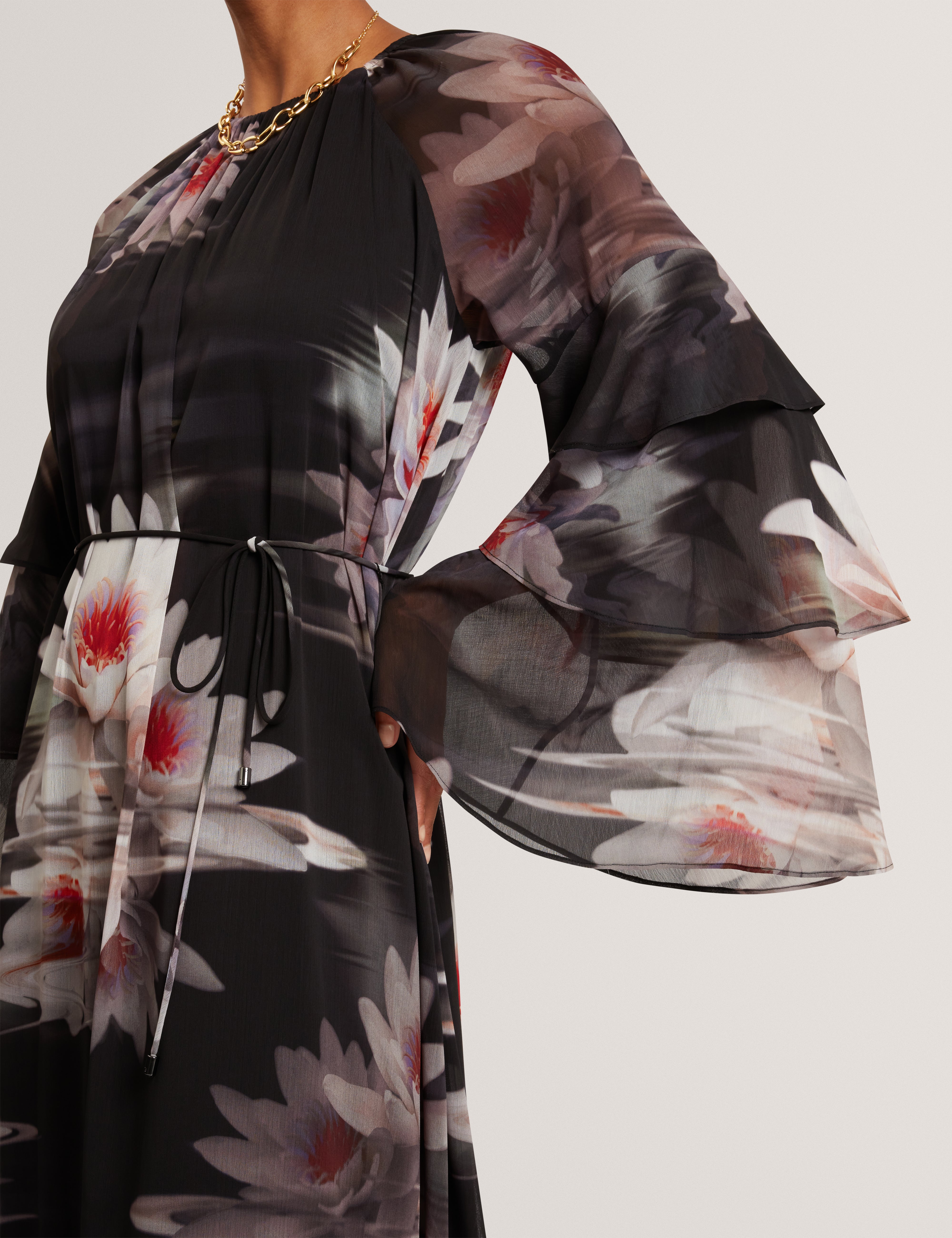 فستان ماكسي مطبوع بأكمام طويلة مكشكش من موليا، أسود