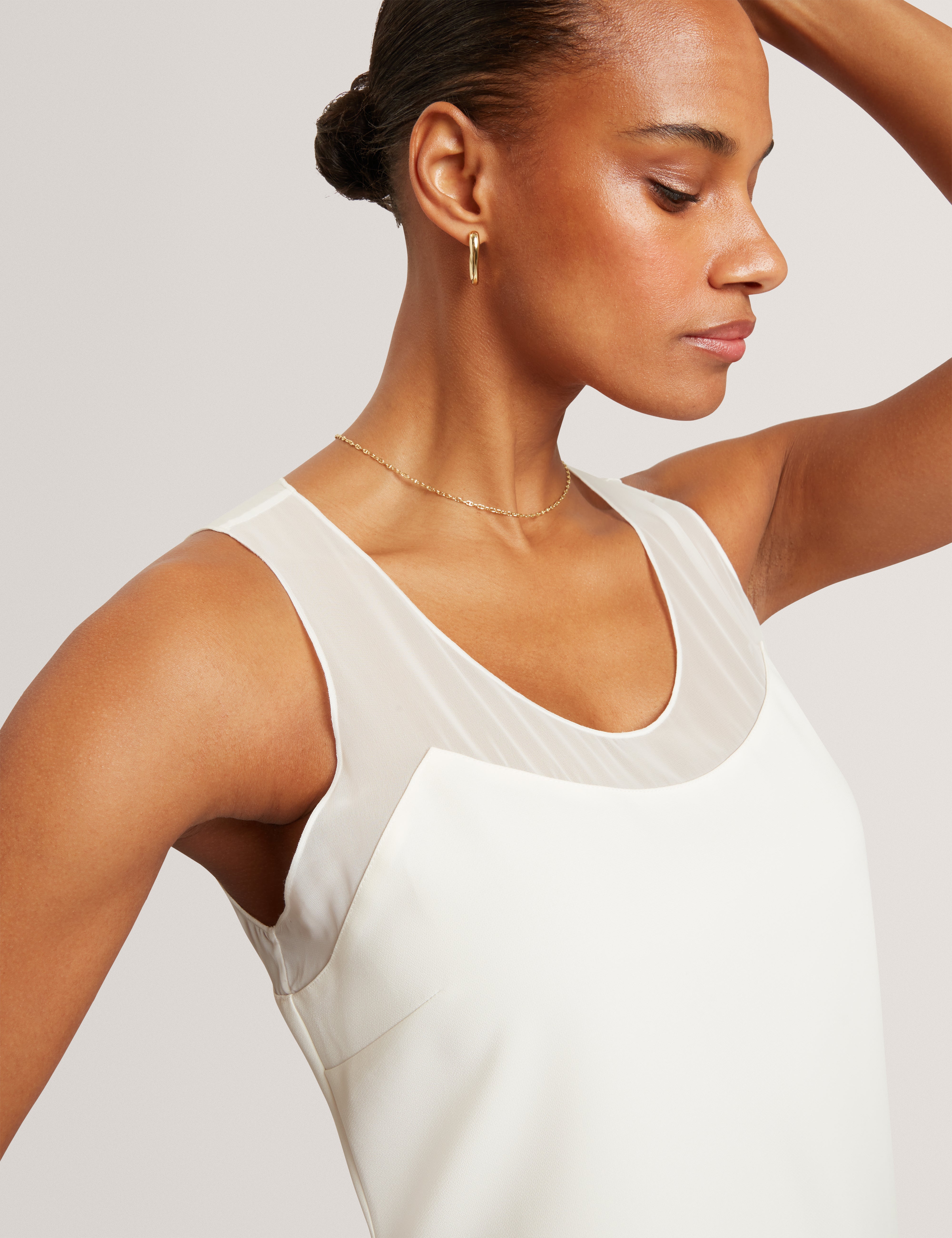 فستان ميفورا متوسط ​​الطول بدون أكمام بتفاصيل جانبية، لون عاجي