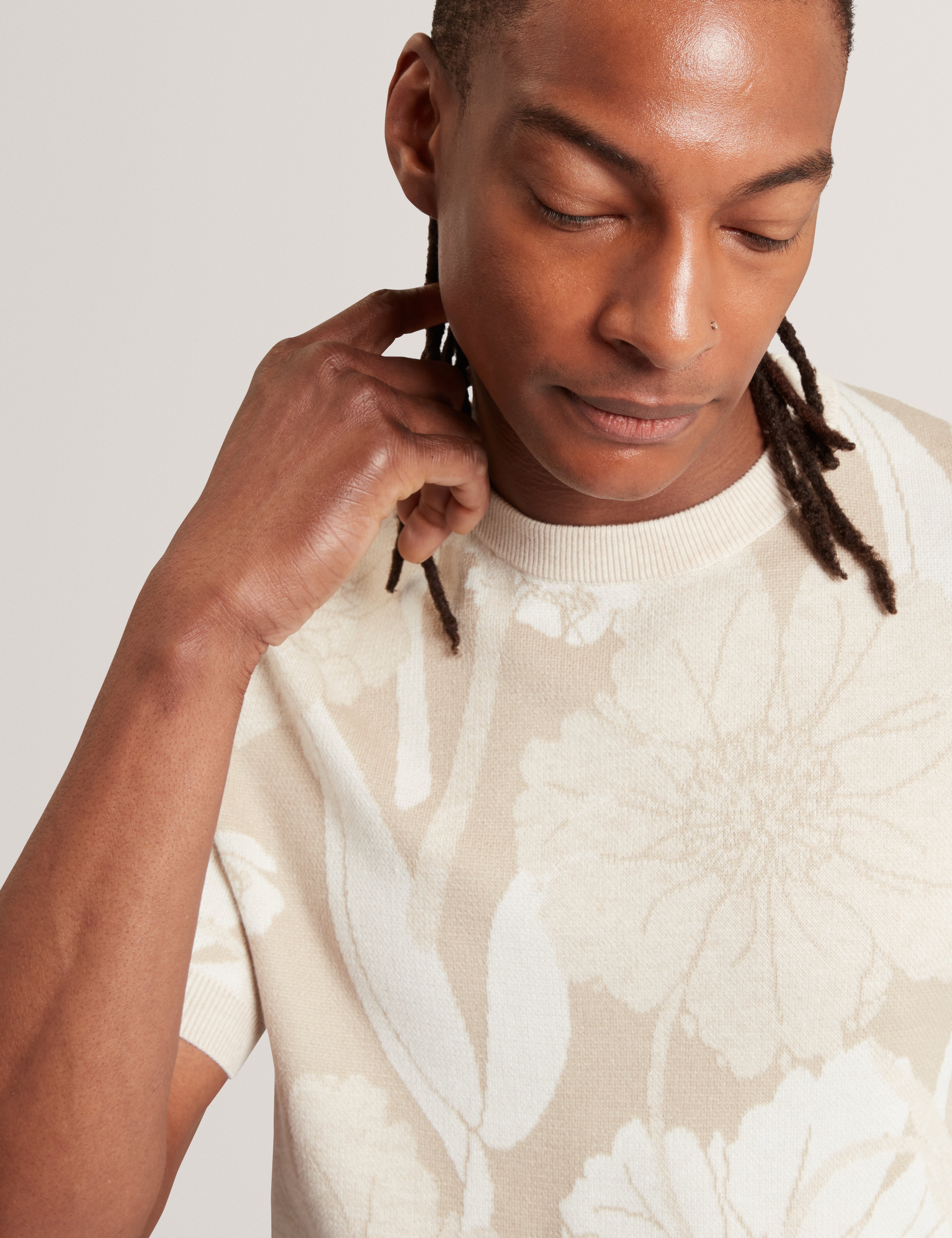 Baryn Short Sleeve Floral Jacquard T-Shirt Taupe