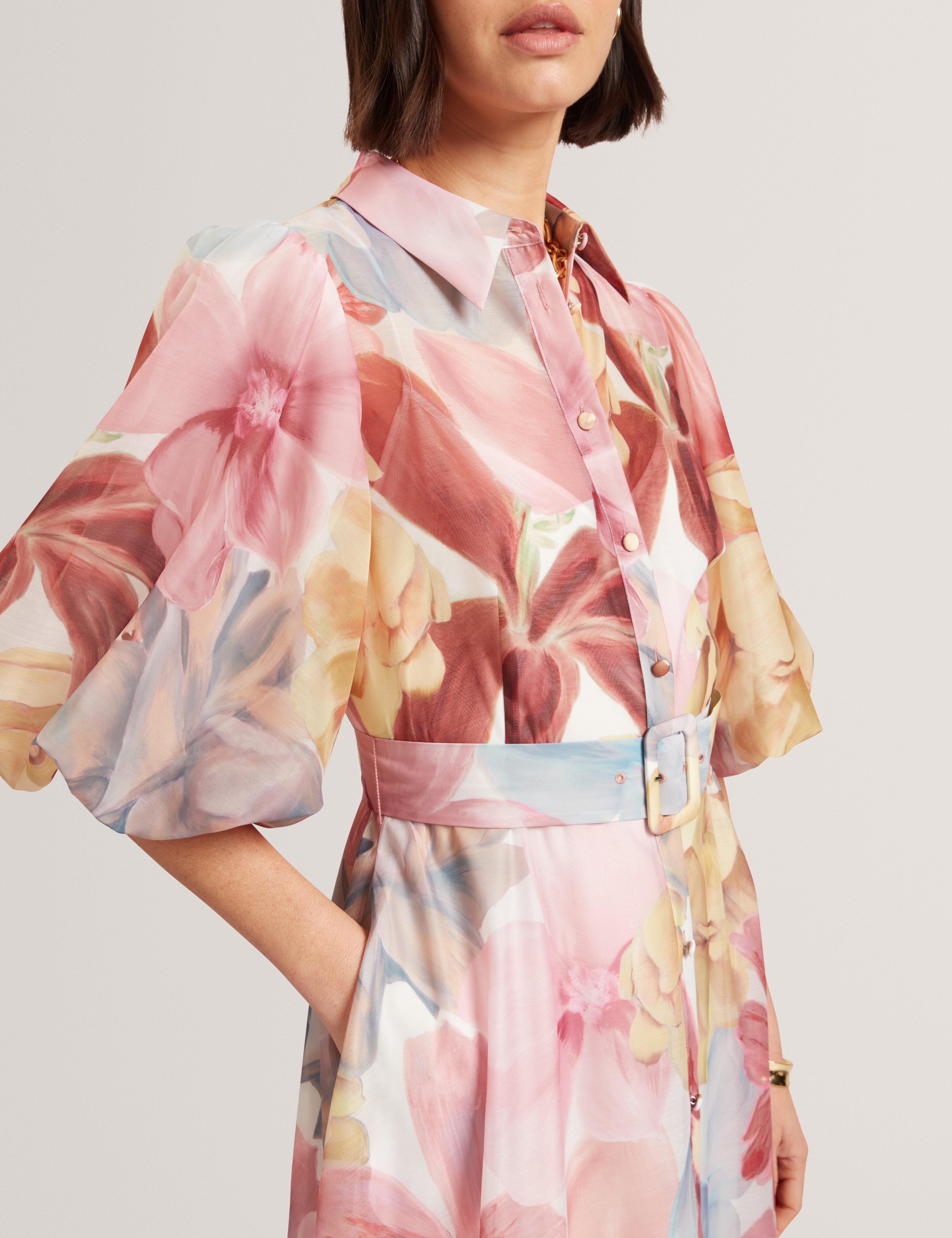 فستان قميص متوسط ​​الطول مطبوع عليه زهور بأكمام منفوخة من سوليني، لون عاجي