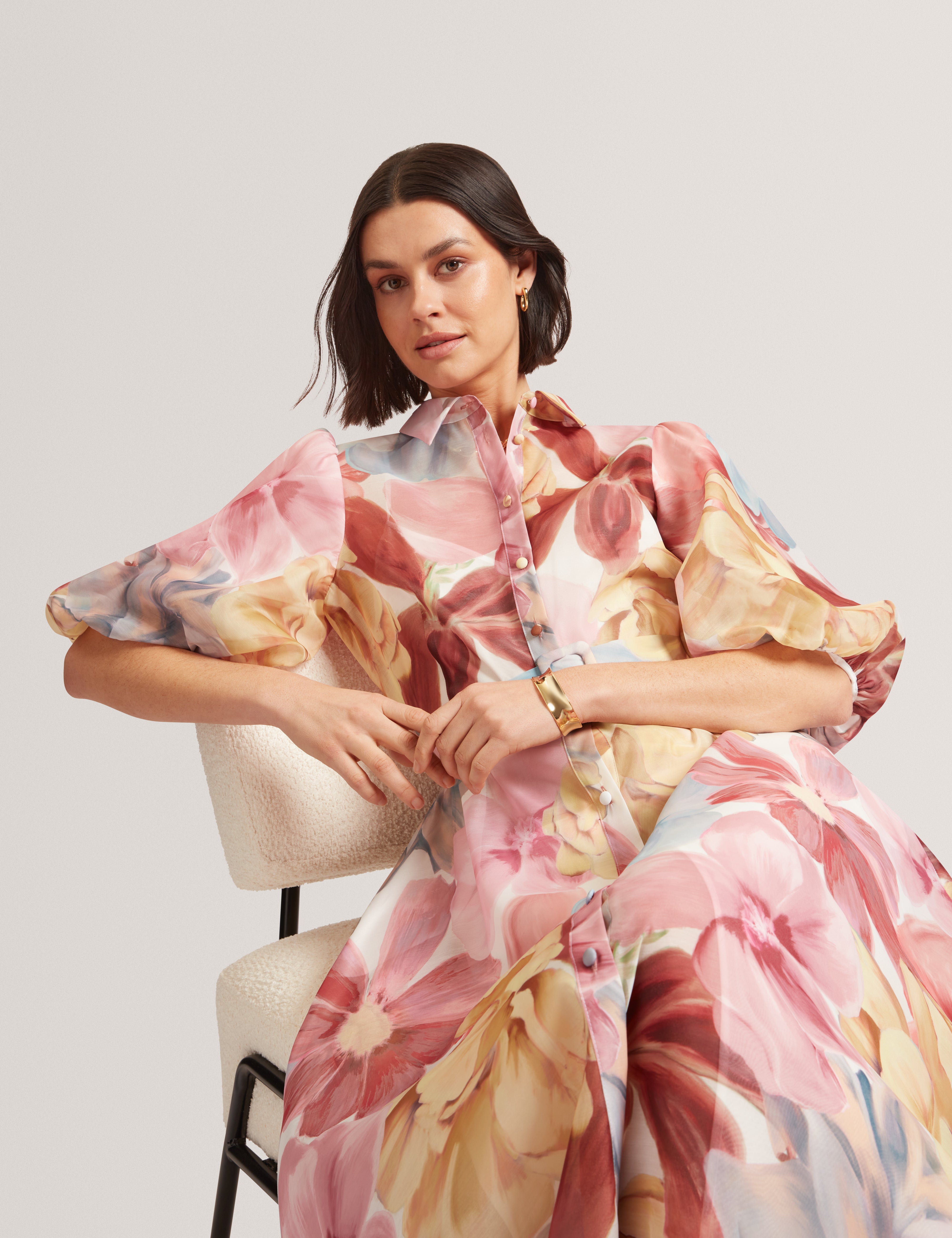 فستان قميص متوسط ​​الطول مطبوع عليه زهور بأكمام منفوخة من سوليني، لون عاجي