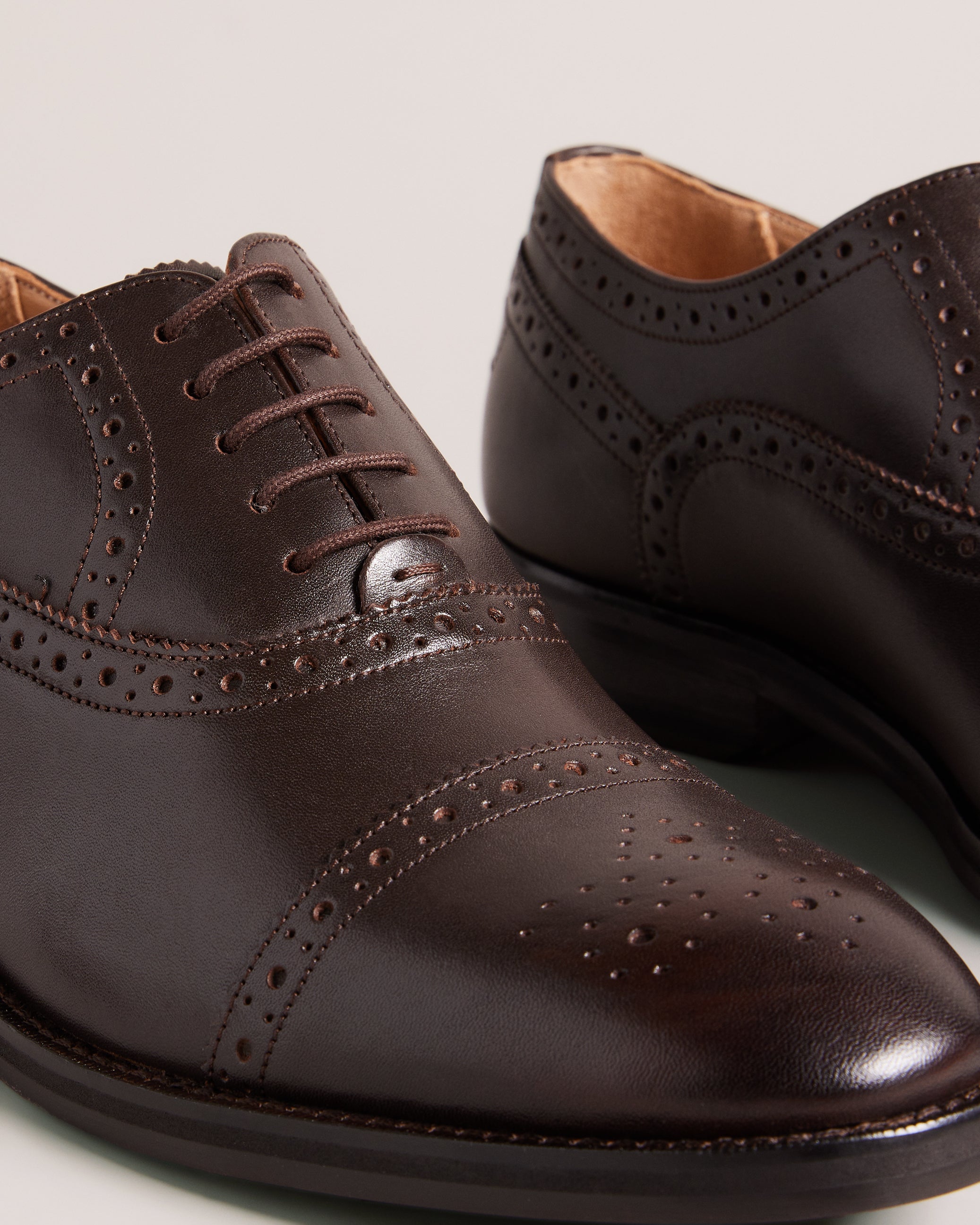 حذاء أرنيي الرسمي المصنوع من الجلد بأصابع القدم باللون البني