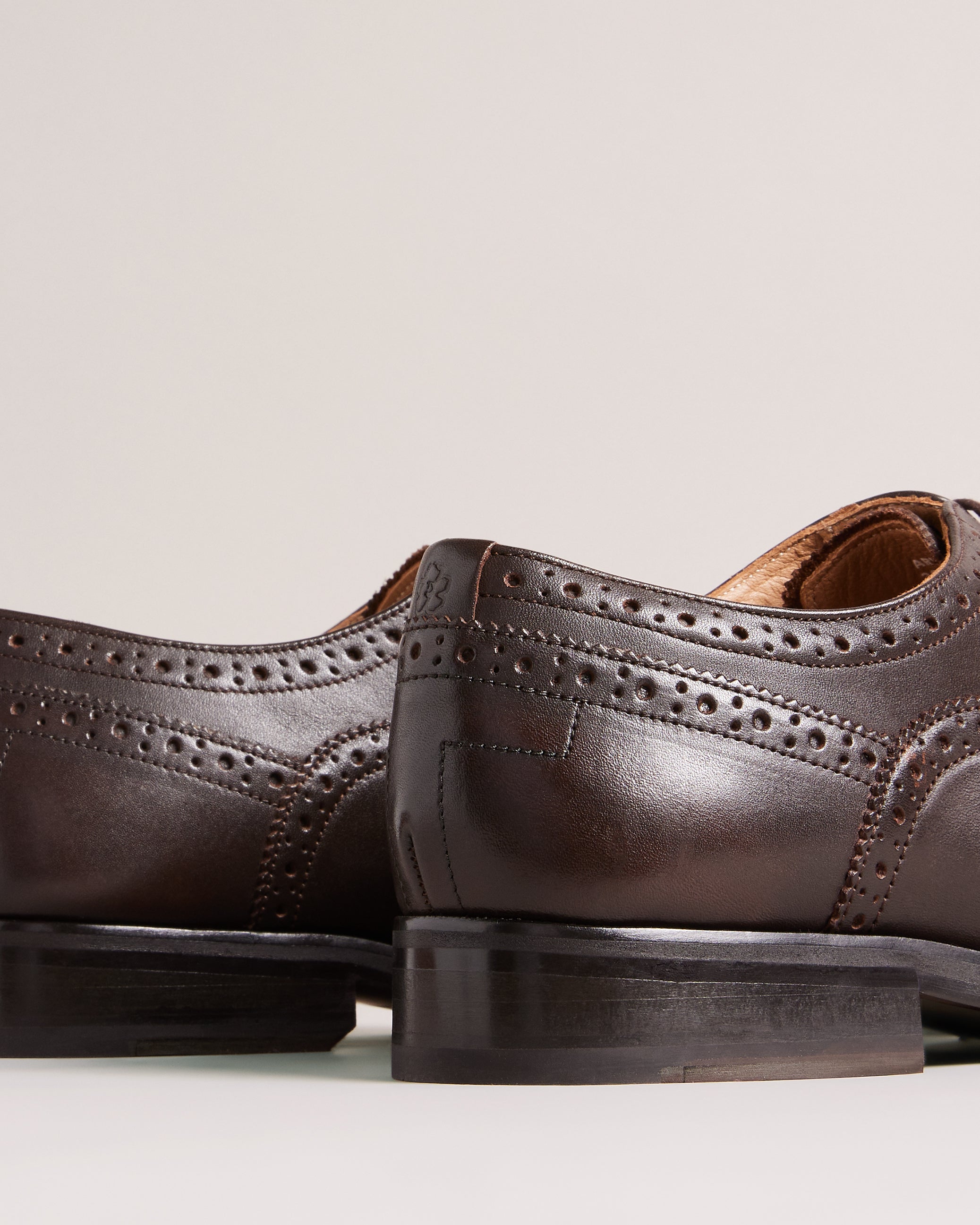 حذاء أرنيي الرسمي المصنوع من الجلد بأصابع القدم باللون البني