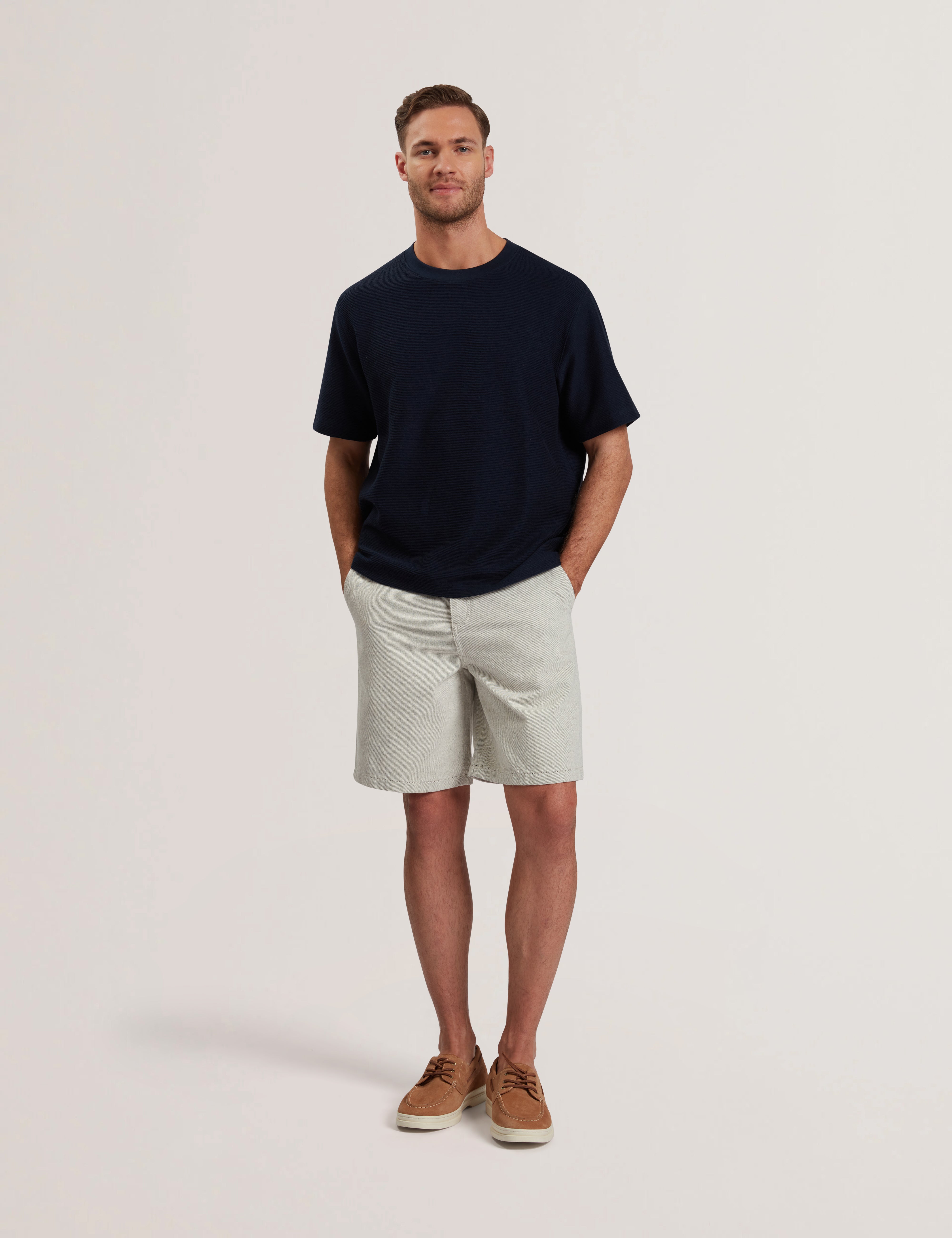 توماوس تيشيرت كحلي بقصة مريحة وأكمام قصيرة