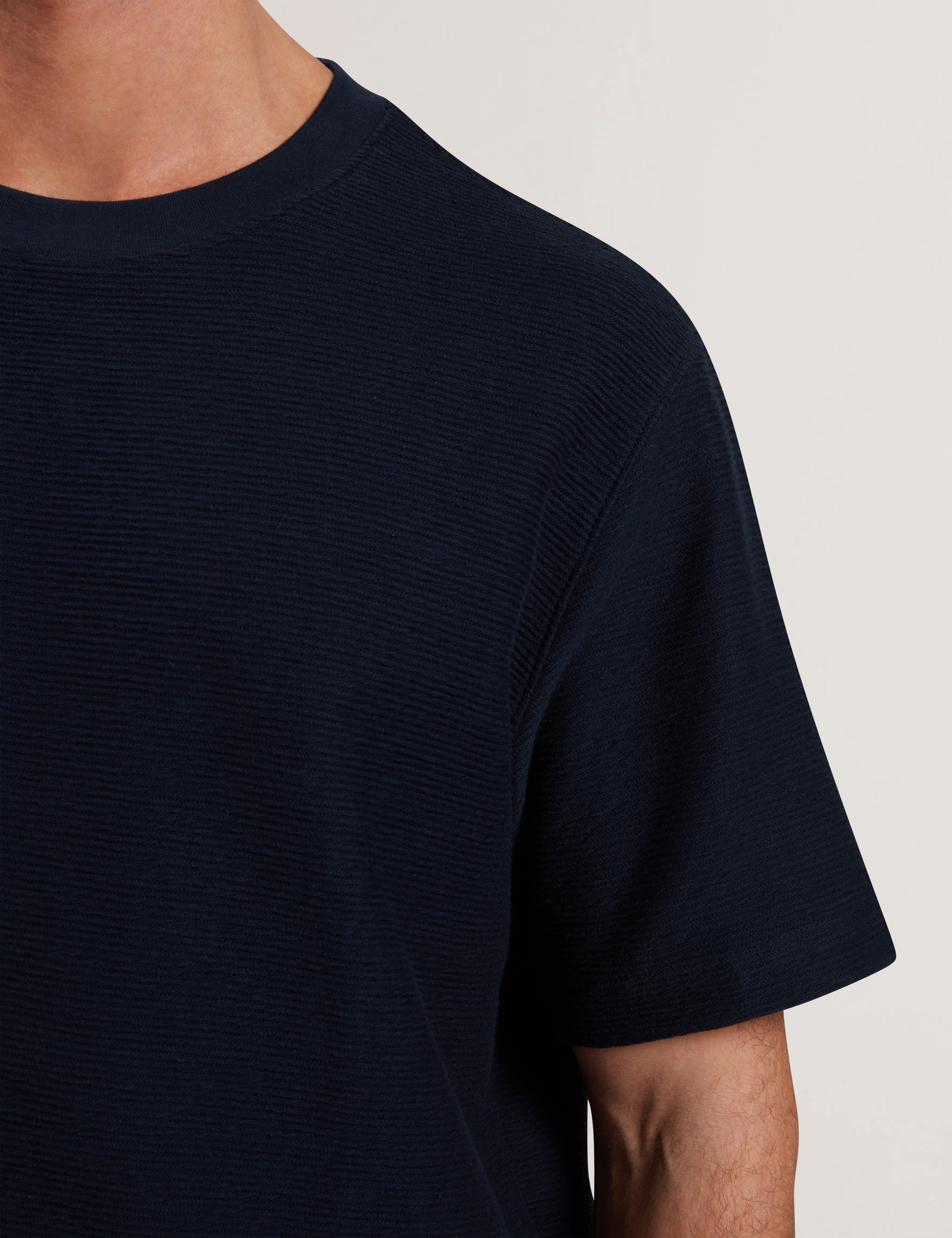 توماوس تيشيرت كحلي بقصة مريحة وأكمام قصيرة