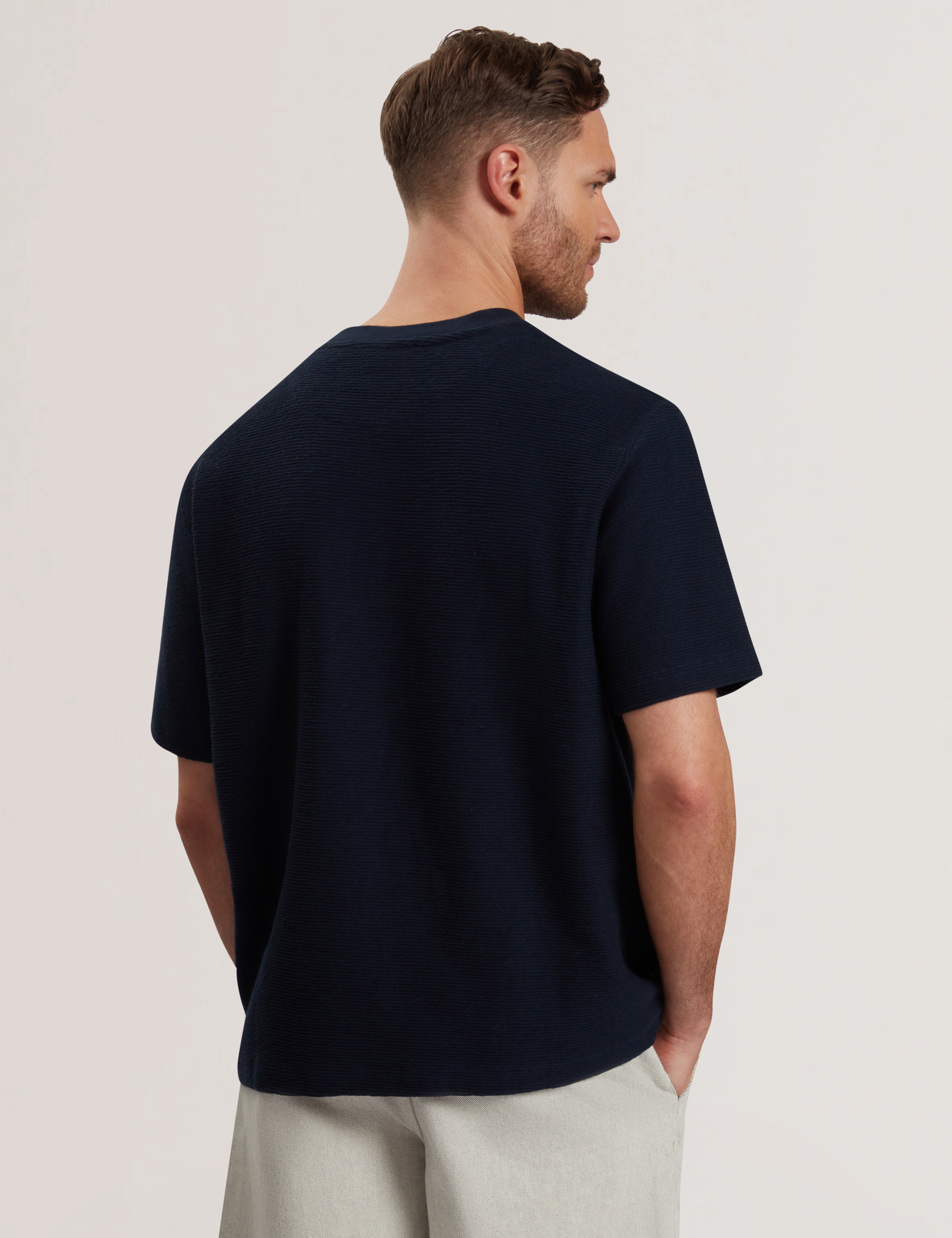 توماوس تيشيرت كحلي بقصة مريحة وأكمام قصيرة